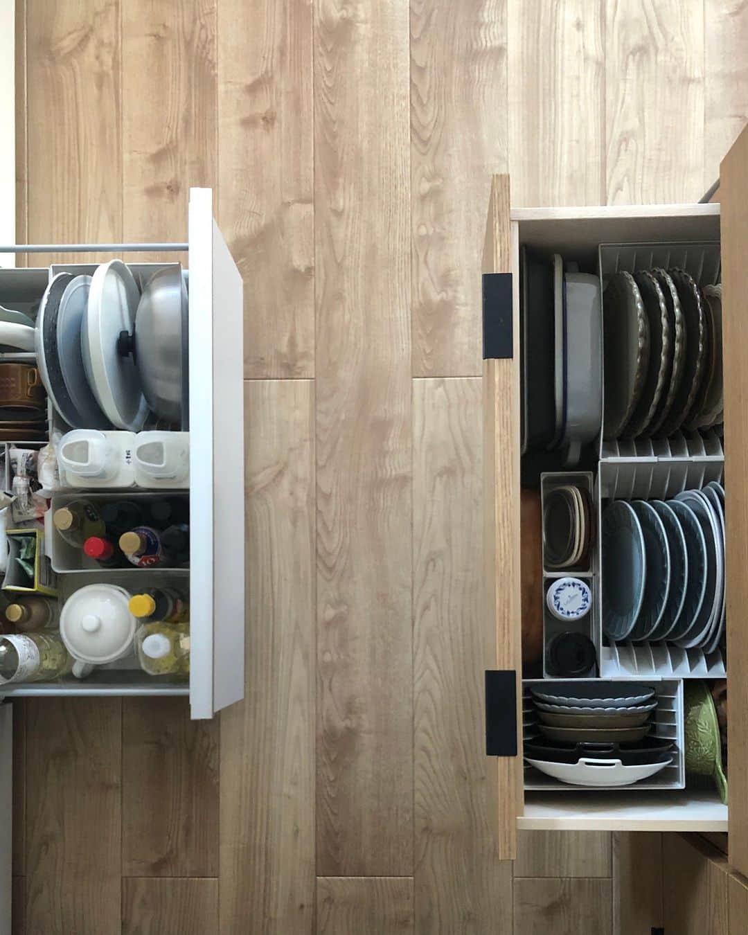 ムクリ［mukuri］さんのインスタグラム写真 - (ムクリ［mukuri］Instagram)「３.７畳のスペースを有効活用。必要なものをバランスよく配置してスッキリしたキッチンに  zumiさんのおうちのキッチンは3.7畳。 決して広いとは言えないスペースを 有効活用されています。  空間の中に コンパクトサイズのパントリーや ゴミ箱スペースもしっかりと確保され キッチンがごちゃつく原因が取り除かれています。  シンプルなスペースにタイルがに映え 手元を照らすブラケットライトも素敵でした。  食器棚のおさまりにまで 考えが行き届いているからこそ 今のスッキリしたキッチンができあがったのだなと思いました。  zumiさんのさまざまな工夫 ぜひ参考にしてくださいね♩   ▶︎ご紹介した読みもの https://mukuri.themedia.jp/posts/16731330  –––––––––––––––––– ムクリ公式アカウントでは くらしの中にある"好き"や"コダワリ"を毎日お届け。  インテリア、整理収納から家づくりなど 日常で参考になる情報から サラッと読める短編コラムまで ご紹介していますのでフォローしてぜひご覧ください。 ▶︎ @mukuri_official ・  「 #ムクリ 」のタグもいつも楽しく拝見しています☺️  オリジナルブランドは @daily_mukuri  くらしの中にあったらいいいな、 そんな商品を企画・制作、集めています。 ––––––––––––––––––  #キッチン#toto#interior #interiordesign #27坪の家 #白い家#インテリア#家づくり#間取り#暮らしを楽しむ#グリーンのある暮らし#シンプルライフ##シンプルに暮らす#海外インテリアに憧れる#観葉植物のある暮らし#リビング#ダイニング#ダイニングテーブル#洗面台#暮らしを楽しむ#くらしの編集#ムクリ」4月21日 12時05分 - mukuri_official