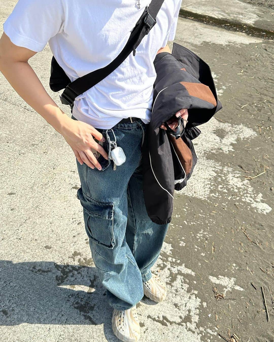 まきとんさんのインスタグラム写真 - (まきとんInstagram)「too windy day🤣🌪️  jacket: opfor in taobao bottom: 11kn shoes: @crocsjp  . . . #enoshima #江ノ島 #japan #jp #japantrip #japanese」4月21日 11時57分 - lv_iw