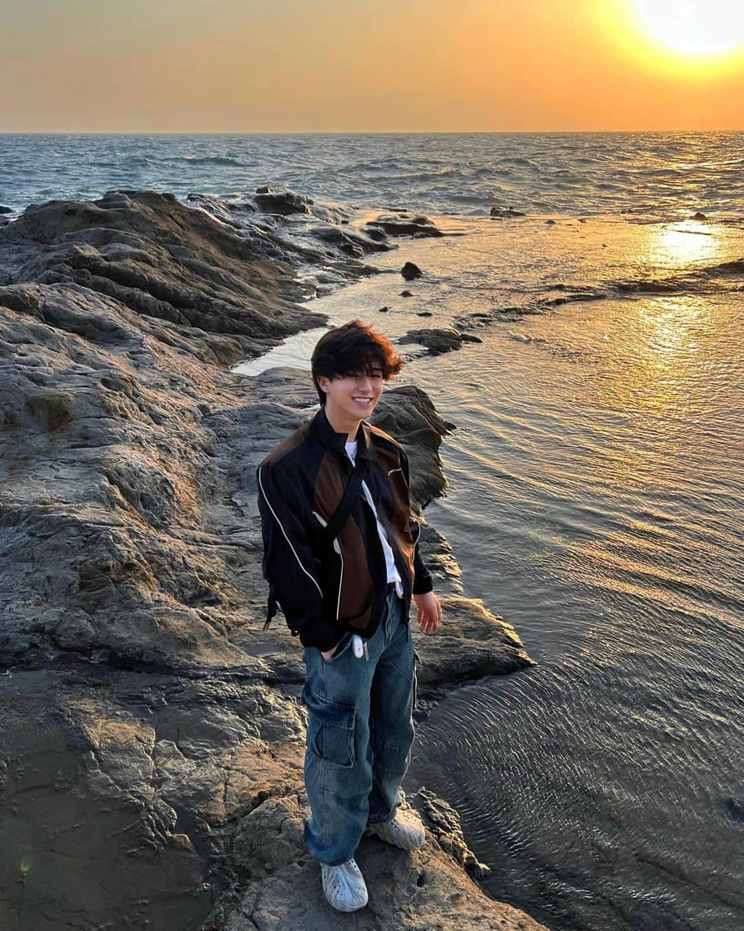 まきとんのインスタグラム：「too windy day🤣🌪️  jacket: opfor in taobao bottom: 11kn shoes: @crocsjp  . . . #enoshima #江ノ島 #japan #jp #japantrip #japanese」