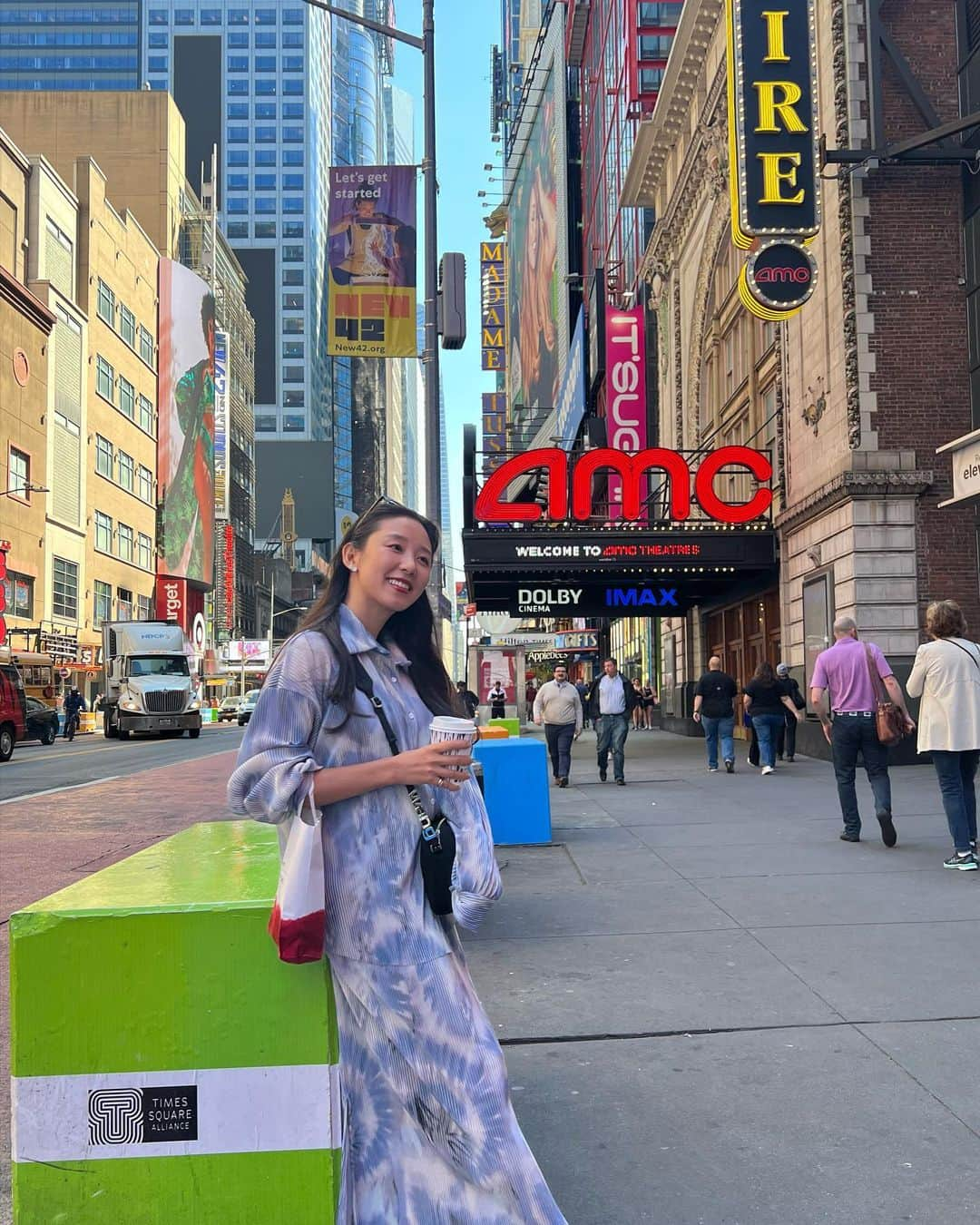 澤山璃奈さんのインスタグラム写真 - (澤山璃奈Instagram)「30度近くまで暖かくなったこの日のNY🇺🇸☀️  住んでいてもタイムズスクエアに来るとなぜかワクワクしちゃう☺️🩵  リズちゃんが来てくれたおかげで改めて観光気分味わえて楽しかった〜🗽❤️  いっぱい写真も取り合いっこしたのでまた載せます📸  YouTubeも編集するの楽しみ🥰   The day was so hot!  Every time I go to Times Square,I am excited!  I felt like tourist mood! thanks liz♡ We took many pictures and videos!  I’ll upload video on my YouTube channel soon!  🗽　#sawarina_ny   #海外移住 #アメリカ移住 #NY移住 #アメリカ生活 #NY生活 #NY #NYC #nylife #nyphoto #NYbucketlist」4月21日 12時05分 - rinasawayama