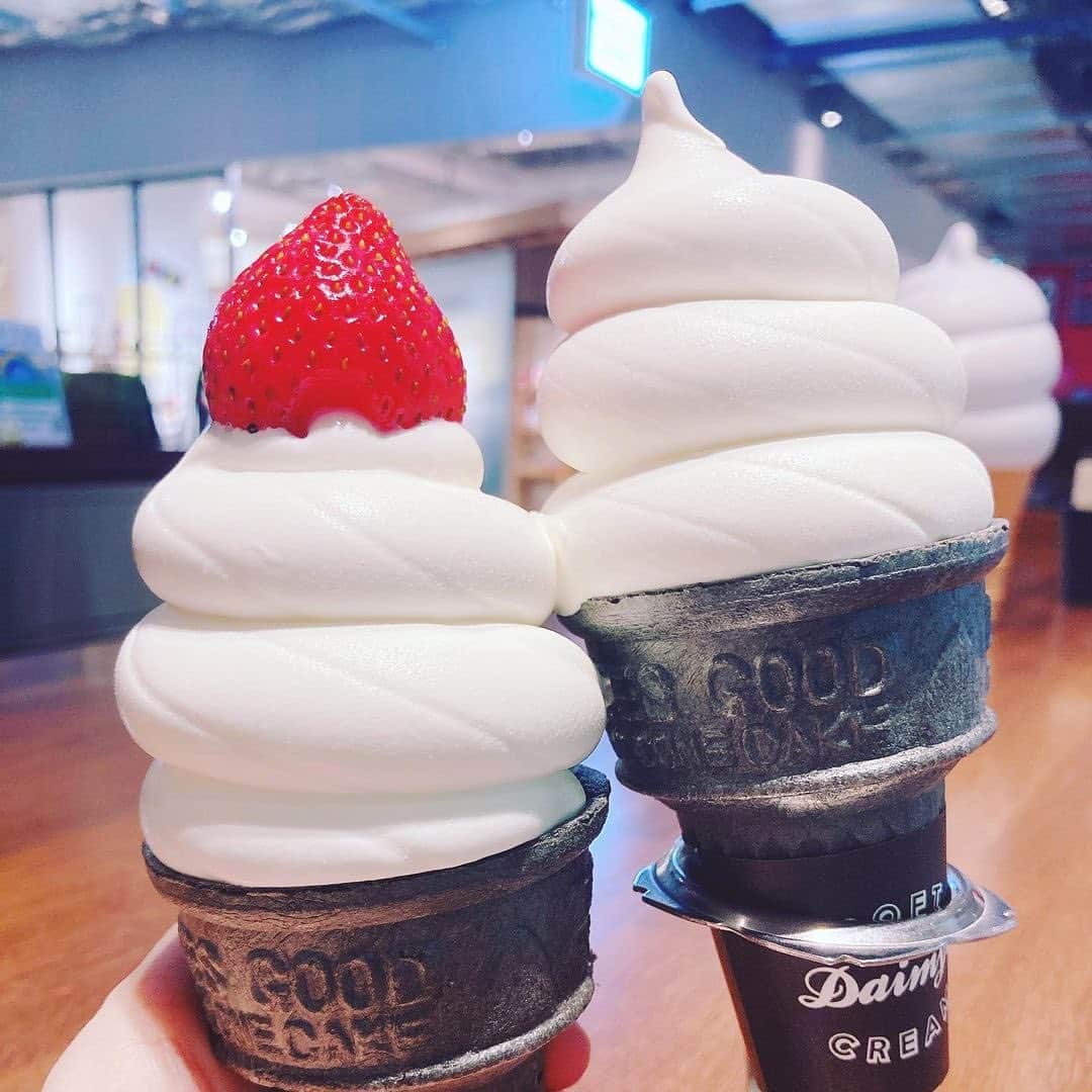RETRIP<リトリップ>グルメのインスタグラム：「【RETRIP×MIYASHITA CAFE +softcream】 今回は、MIYASIHTA PARK 2Fにある『MIYASHITA CAFE +softcream』をご紹介。 こちらはサイフォンで淹れるスペシャルティーコーヒーとDaimyoソフトクリームの専門店です。  見た目のフォルムの美しさと、ふわふわ食感に滑らかな口溶けの濃厚ソフトクリームをいただくことができますよ。 さらに、この時期にしか味わえない期間限定フレーバー「いちごストロベリーソフト」にも大注目です！  また、シュワッとした炭酸と濃厚なソフトクリームを一度に味わえる「クリームソーダ」も、この夏ぜひお試しあれ♪< PR> by @miyashitacafe_shibuya . . photo by lilyyuri2 ______________________________  #retrip #retrip_pr #retrip_cafe #retrip_nippon #MIYASHITACAFE #宮下パーク #東京 #渋谷 #女子会 #デート #カフェ #東京カフェ #渋谷カフェ #渋谷スイーツ #渋谷スイーツ巡り #東京グルメ #渋谷グルメ #原宿グルメ #宮下公園 #渋谷スイーツ #サイフォンコーヒー #スペシャルティコーヒー #ソフトクリーム専門店 #コーヒーフロート #ソフトクリーム #アイスクリーム #スイーツ好きな人とつながりたい #いちご #いちごスイーツ #shibuya」