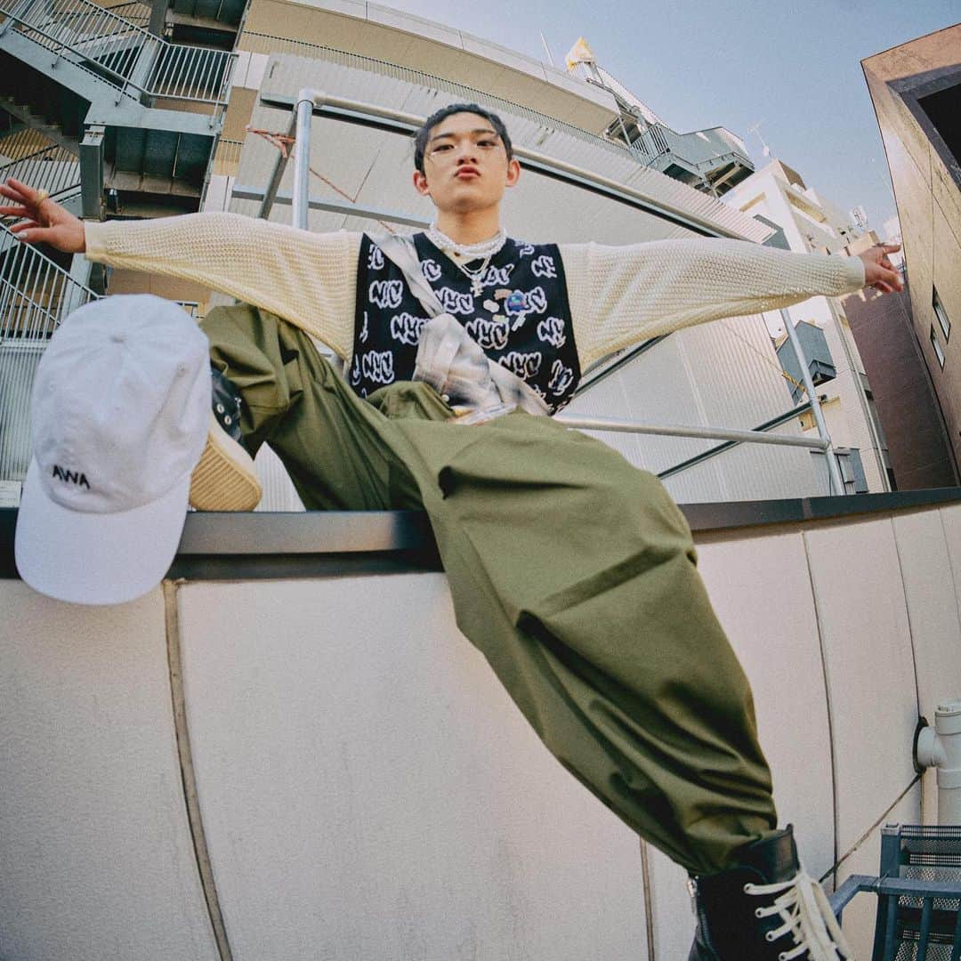 WEGOさんのインスタグラム写真 - (WEGOInstagram)「-AWA×WEGO featuring edhiii boi-  旬のアーティストをピックアップする「AWA」とWEGOのコラボ企画。 今回のアーティストは、「edhiii boi」さん。  AWAにて最新プレイリストを公開しておりますので、ぜひチェックしてみてください！  WEGO公式サイト「WEGO.jp」では、コラボビジュアルの撮影時のお話などを含む特別インタビューを公開中！  ＜コラボビジュアルポスター掲出＞ 4/21(金)より下記店舗にてコラボビジュアルポスターの掲出を行います。 お近くにいらした際はぜひご覧くださいませ。  ▪︎ポスター掲出店舗 【WEGO】原宿竹下通り店、心斎橋店、大宮アルシェ店、ららぽーとTOKYO-BAY店 【WEGO LA】HEP FIVE店 【WEGO VINTAGE】アメリカ村店  #WEGO #ウィゴー #AWA #edhiiiboi」4月21日 12時00分 - wego_official