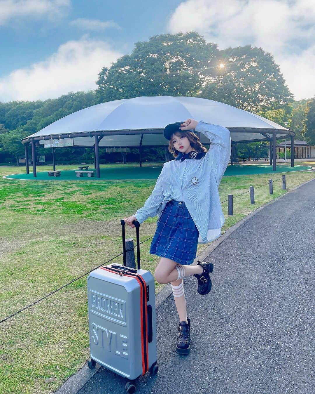 くまくまくまのインスタグラム：「・ 来月海外に行けると思うと、 気分とーーっても爽やか🌿  コーデも爽やか💚🎐  シャツ@ @scolar_official @scolar_netshop  #ScoLar#スカラー#scolar_ootd#個性的#ハデカワ#着るアート#着こなし#着こなしコーデ#ootdshare#scolar公式PR#お出かけコーデ #シャツコーデ#デニムコーデ#デニムスカート#韓国ファッション#ファッションコーデ#春コーデ#春服コーデ#春夏コーデ #春夏ファッション#カジュアルコーデ#カジュアルファッション」