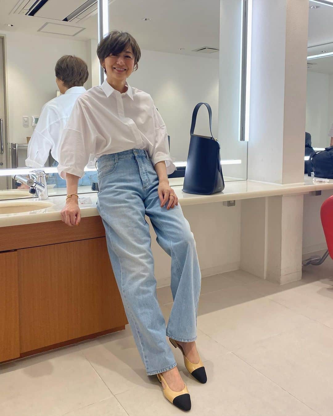 のインスタグラム：「#outfit  朝から暖かいので春コートをずっと手に持って移動となりました😆 シャツ1枚でも東京は過ごしやすいですね。 着用アイテムについては画面を一度タップしてみてくださいね！」