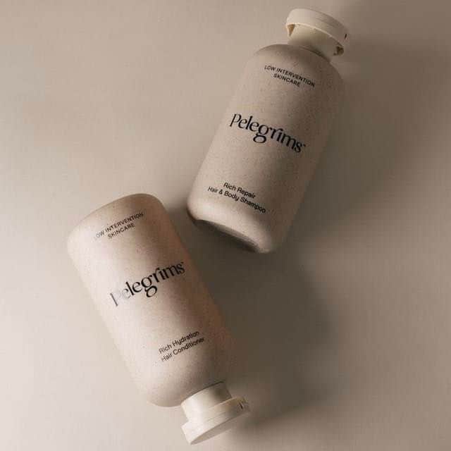 のインスタグラム：「【Pelegrims】>>>Launching TODAY 4.21(fri)   「Pelegrims」は、イギリスを代表するクリーンビューティーブランド「Haeckels」ですべての製品の処方設計、調香そしてディレクションを担当していたアレックス・ヴェリエが、ソムリエのジェローム・モワザンや、ル・ラボのメンバーと共に創業したヴィーガンスキンケアブランド。 イギリスのワイナリー「Westwell Wines」と提携し、パミス（ワイン醸造プロセスで残るブドウ果皮や種などの廃棄物）をアップサイクルした化粧品成分を独自開発し、製品化している。 グリーンエネルギーのラボと水資源の循環利用でごく少量生産された環境負荷の低いヴィーガンスキンケア製品が日本上陸。  ◼︎RESTIR BOUTIQUE  ◼︎RESTIR ONLINE STORE  #pelegrims #lifestyle #RESTIR #リステア」