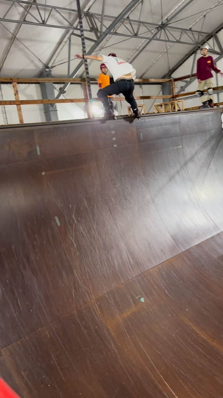 安床武士のインスタグラム：「540’s👌 1回転半を繋げてみました！ at #gskatespark @goodskates_inc   @usdskates  @undercoverwheels  @lzbn_official  @papasu1048  @sport_sunchlorella   #usdskates #usdaeon #aeon68 #yasutokoaeon #undercoverwheels #rollerblading #blading #inlineskate #roller #rollerfreestyle #vert #インラインスケート #ローラーブレード #ローラーフリースタイル #takeshiyasutoko #安床武士」