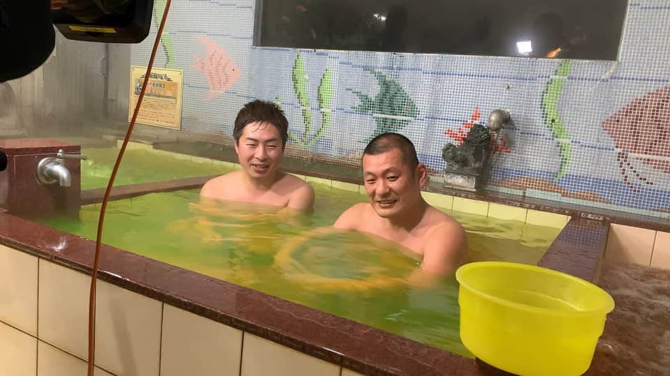 【公式】マツコ＆有吉 かりそめ天国のインスタグラム：「今日21日(金)よる8時からは #かりそめ天国 2時間SP!!  VTR1本目は、 穴場スポットを紹介する「じゃない方観光」 #U字工事 さんの栃木編 第2弾！  宇都宮焼きそばやいちごの道の駅 上三川名物黒チャーハンなど...  マツコさん 「どんだけ栃木紹介するのよこの番組！」  VTR2本目は、 天津飯の地位向上を目指すマツコさんのため #ずん さん #もう中学生 さんが 全国の激うま天津飯を調査！  超つゆだくの天津飯や、 麻婆豆腐の名店が作る裏メニュー天津飯などが登場します！  もう中さんのガチ失恋話や やすさんの激辛能力開花も お見逃しなく！  スタジオトークでは、 マツコさんの身長が4cm縮んだ という驚きの事実が発覚するも…  有吉さん 「出会った時よりもマツコさん小さくなってる」  マツコさん 「さすが...愛されてるわ」  お2人の関係の深さが滲み出ます。  お楽しみに！」