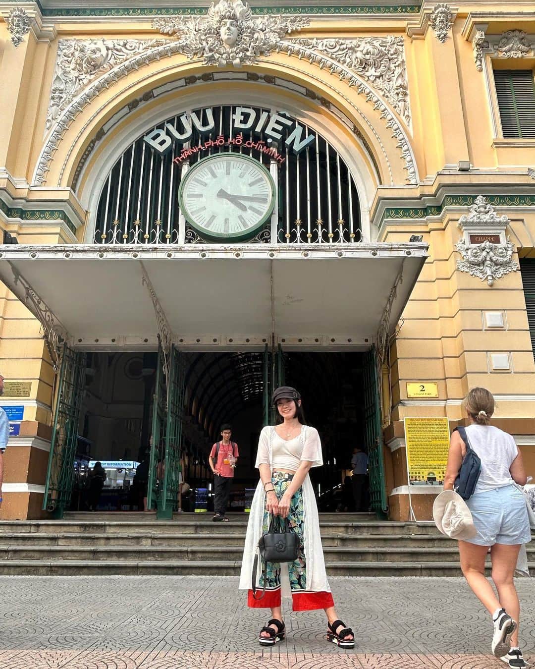 せいなさんのインスタグラム写真 - (せいなInstagram)「🏣Post Office🏣 . . 世界で1番美しいと言われる郵便局 "Saigon Central Post Office"✨ . . 19世紀のフランス統治時代に建設されているので、ヨーロッパ風✨ フランスのオルセー美術館をモデルとしたコロニアル建築だそう💕 . . しかし、色鮮やかな黄色に塗り替えらえたのは2015年なんだって🎨 . . 可愛い郵便局に💌出しに行くのは うきうきな気分になるね💕✨ かわいぃぃ。。‼️ ベトナム行ったら、是非行ってみてね🇻🇳 . . ps.なぜかマリオも発見 笑← . . #postoffice #hochimincity  #vietnam #pool #trip #travel #poledancer #poledancestudio #workout #beautifulstudio #japanese #japanesegirl #happylife #happy #poledancer #ポールダンス #ポールダンサー #空中 #ベトナム #旅行 #旅行好きな人と繋がりたい #旅女子 #ポールダンススタジオ」4月21日 12時02分 - seina_k0403