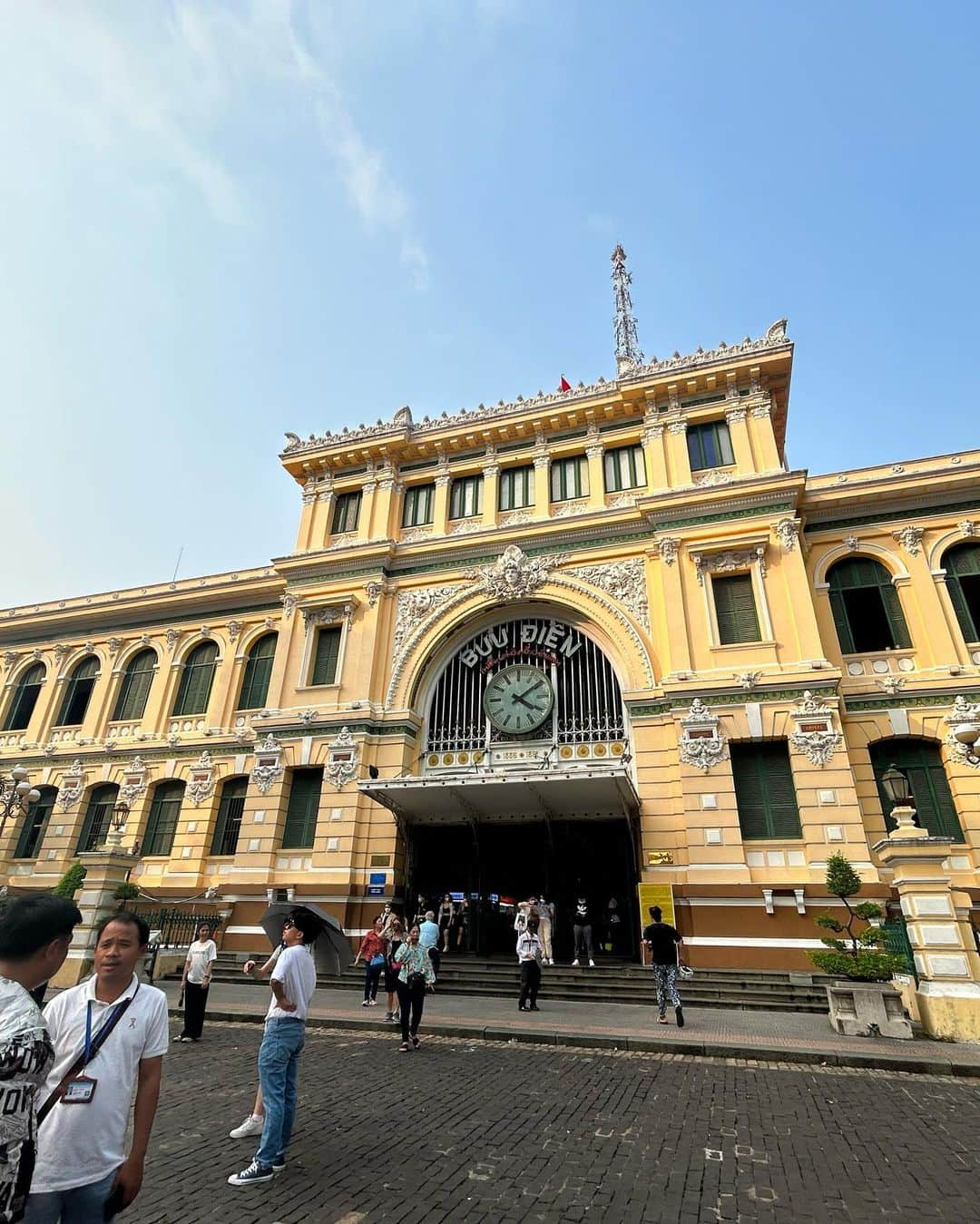 せいなさんのインスタグラム写真 - (せいなInstagram)「🏣Post Office🏣 . . 世界で1番美しいと言われる郵便局 "Saigon Central Post Office"✨ . . 19世紀のフランス統治時代に建設されているので、ヨーロッパ風✨ フランスのオルセー美術館をモデルとしたコロニアル建築だそう💕 . . しかし、色鮮やかな黄色に塗り替えらえたのは2015年なんだって🎨 . . 可愛い郵便局に💌出しに行くのは うきうきな気分になるね💕✨ かわいぃぃ。。‼️ ベトナム行ったら、是非行ってみてね🇻🇳 . . ps.なぜかマリオも発見 笑← . . #postoffice #hochimincity  #vietnam #pool #trip #travel #poledancer #poledancestudio #workout #beautifulstudio #japanese #japanesegirl #happylife #happy #poledancer #ポールダンス #ポールダンサー #空中 #ベトナム #旅行 #旅行好きな人と繋がりたい #旅女子 #ポールダンススタジオ」4月21日 12時02分 - seina_k0403