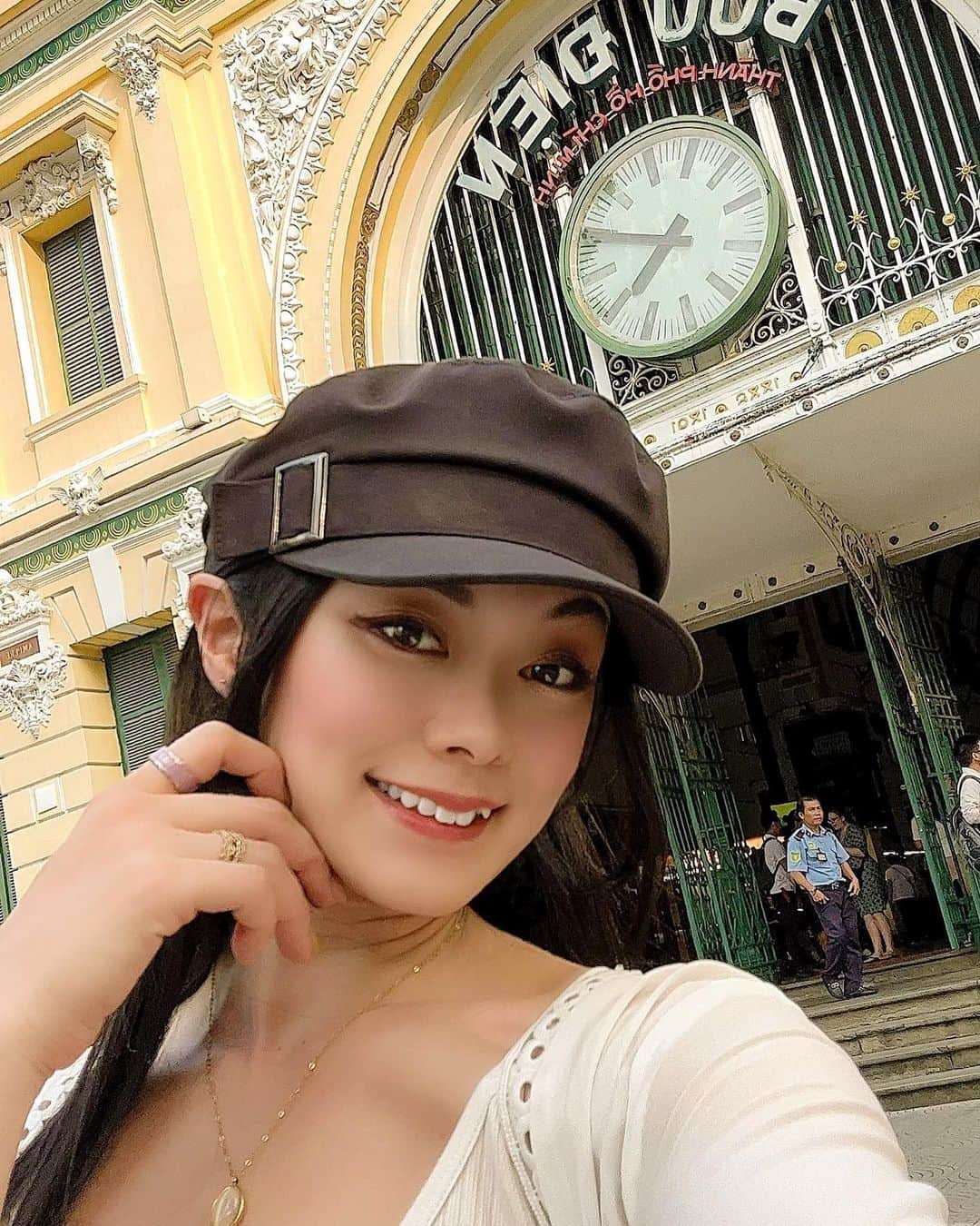 せいなのインスタグラム：「🏣Post Office🏣 . . 世界で1番美しいと言われる郵便局 "Saigon Central Post Office"✨ . . 19世紀のフランス統治時代に建設されているので、ヨーロッパ風✨ フランスのオルセー美術館をモデルとしたコロニアル建築だそう💕 . . しかし、色鮮やかな黄色に塗り替えらえたのは2015年なんだって🎨 . . 可愛い郵便局に💌出しに行くのは うきうきな気分になるね💕✨ かわいぃぃ。。‼️ ベトナム行ったら、是非行ってみてね🇻🇳 . . ps.なぜかマリオも発見 笑← . . #postoffice #hochimincity  #vietnam #pool #trip #travel #poledancer #poledancestudio #workout #beautifulstudio #japanese #japanesegirl #happylife #happy #poledancer #ポールダンス #ポールダンサー #空中 #ベトナム #旅行 #旅行好きな人と繋がりたい #旅女子 #ポールダンススタジオ」