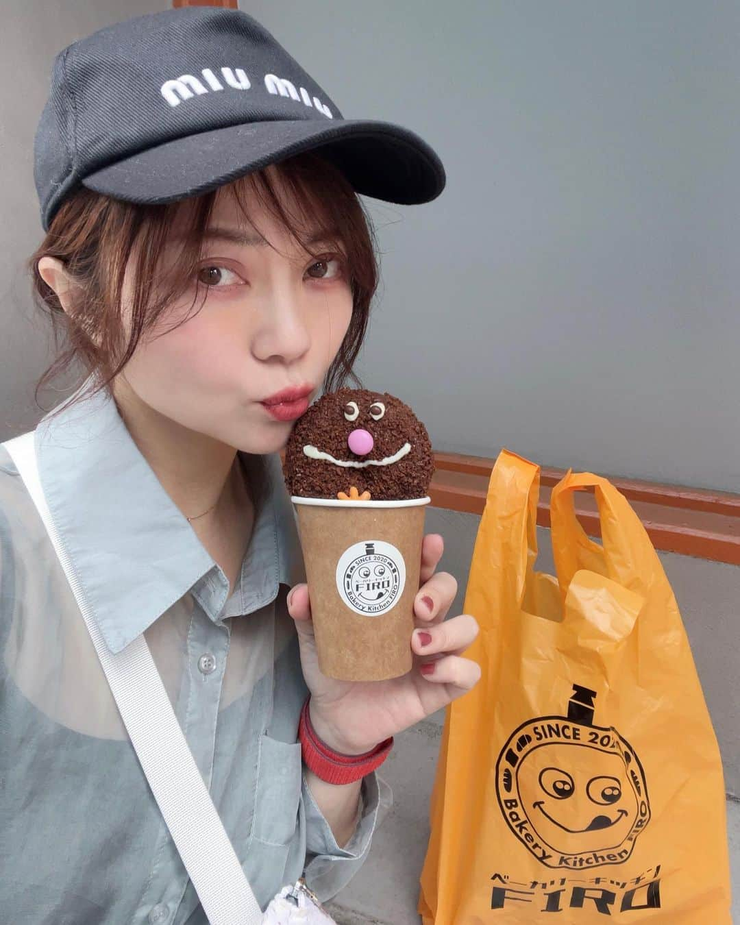 大井智保子のインスタグラム：「昨日のあさごはん🍞♡⃛  🥐FIRO 大手町店 明日4/22 - ̗̀ 𝙤𝙥𝙚𝙣 ̖́-  一緒に撮りたくなるほどかわいいパンがたくさんで人気のFIRO🥖  2号店が広島 大手町に明日オープンするんだって‪‪❤︎‬👏🏻 ̖́- ひと足お先に、お店にうかがわせていただきました😘  ニコニコかわいいこの子は クァベキ っていうドーナツ君です⍤⃝♡  大手町限定の、米粉クロワッサンもいただきました🤤 サックサクで軽い!! ペロッとたべちゃった。。 コーヒーに、合うわぁ…☕️ 小麦粉よりも好きかも…おいしかったぁ🥐  お抹茶あんバターもめずらしくて🤎 お抹茶風味のバターとあんこ、相性抜群だった🤤  めっちゃかわいい＆ おいしそうパンたくさん載ってるので ぜひ見てみてくださいね☺︎  🍞ベーカリーキッチンFIRO @firo_ootemachi   韓国で流行っている\マヌルパン/も食べてみたすぎるからまた行きます🤎  #パン屋 #広島パン屋 #広島パン屋  #newopen #新店 #広島大手町 #大手町 #大手町パン #大手町パン屋 #本通りパン屋 #袋町パン屋 #firo #ベーカリーキッチンfiro  #hiroshimabakery #マヌルパン #米粉クロワッサン #クロワッサン」