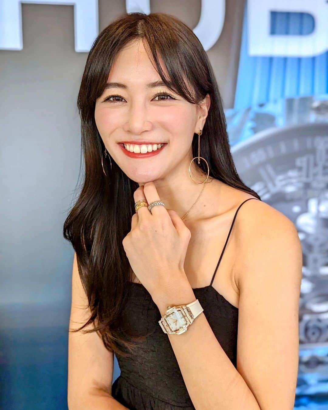 石井里奈さんのインスタグラム写真 - (石井里奈Instagram)「憧れの @hublot_japan の時計✨  @andaztokyo 51階で行われているHUBLOT 2023 New Collection Fairに行ってきました👏 . 先日のスイス・ジュネーブで開催された、世界最大規模を誇る高級腕時計の展示会 「Watches and Wonders 2023」で発表した最新作をはじめ、定番モデルが特別に展示されているの🫶✨ . HUBLOTってメンズ時計のイメージが強かったけど、レディースもとっても可愛いのが沢山！ 意外と重くないし、コーデにも合わせやすいアイテムも🙆‍♀️❤️ キラキラした時計を沢山見て試着できてテンションあがりました🫶 本当に素敵なウブロの世界でした💕 . dress... @acym_official  . #hublot #ウブロ #andaz #andaztokyo #アンダーズ東京 #時計 #高級時計 #時計好き #腕時計 #watch #watchcollector #watchlover #acym #時計女子」4月21日 12時09分 - ri7tin1025