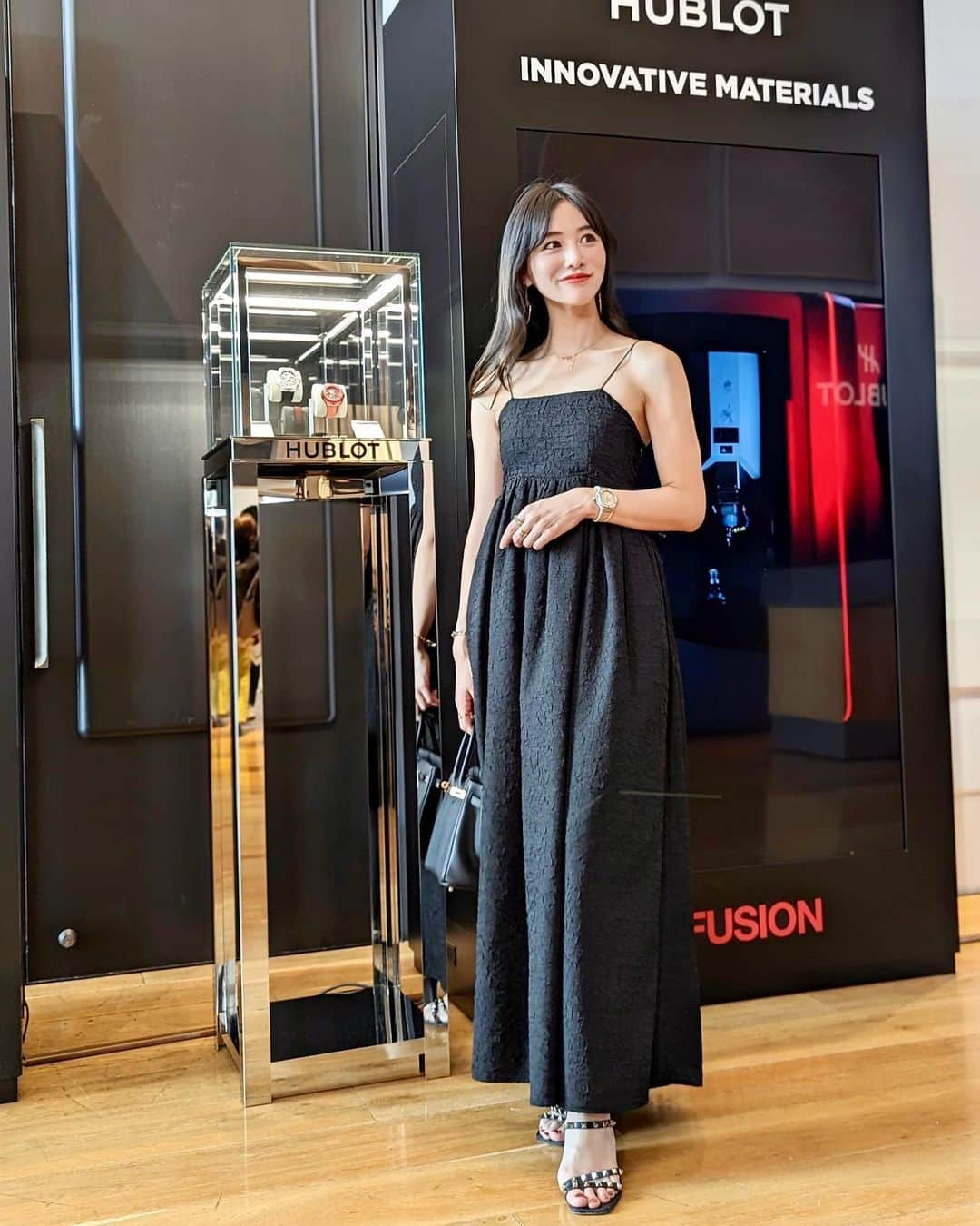 石井里奈さんのインスタグラム写真 - (石井里奈Instagram)「憧れの @hublot_japan の時計✨  @andaztokyo 51階で行われているHUBLOT 2023 New Collection Fairに行ってきました👏 . 先日のスイス・ジュネーブで開催された、世界最大規模を誇る高級腕時計の展示会 「Watches and Wonders 2023」で発表した最新作をはじめ、定番モデルが特別に展示されているの🫶✨ . HUBLOTってメンズ時計のイメージが強かったけど、レディースもとっても可愛いのが沢山！ 意外と重くないし、コーデにも合わせやすいアイテムも🙆‍♀️❤️ キラキラした時計を沢山見て試着できてテンションあがりました🫶 本当に素敵なウブロの世界でした💕 . dress... @acym_official  . #hublot #ウブロ #andaz #andaztokyo #アンダーズ東京 #時計 #高級時計 #時計好き #腕時計 #watch #watchcollector #watchlover #acym #時計女子」4月21日 12時09分 - ri7tin1025