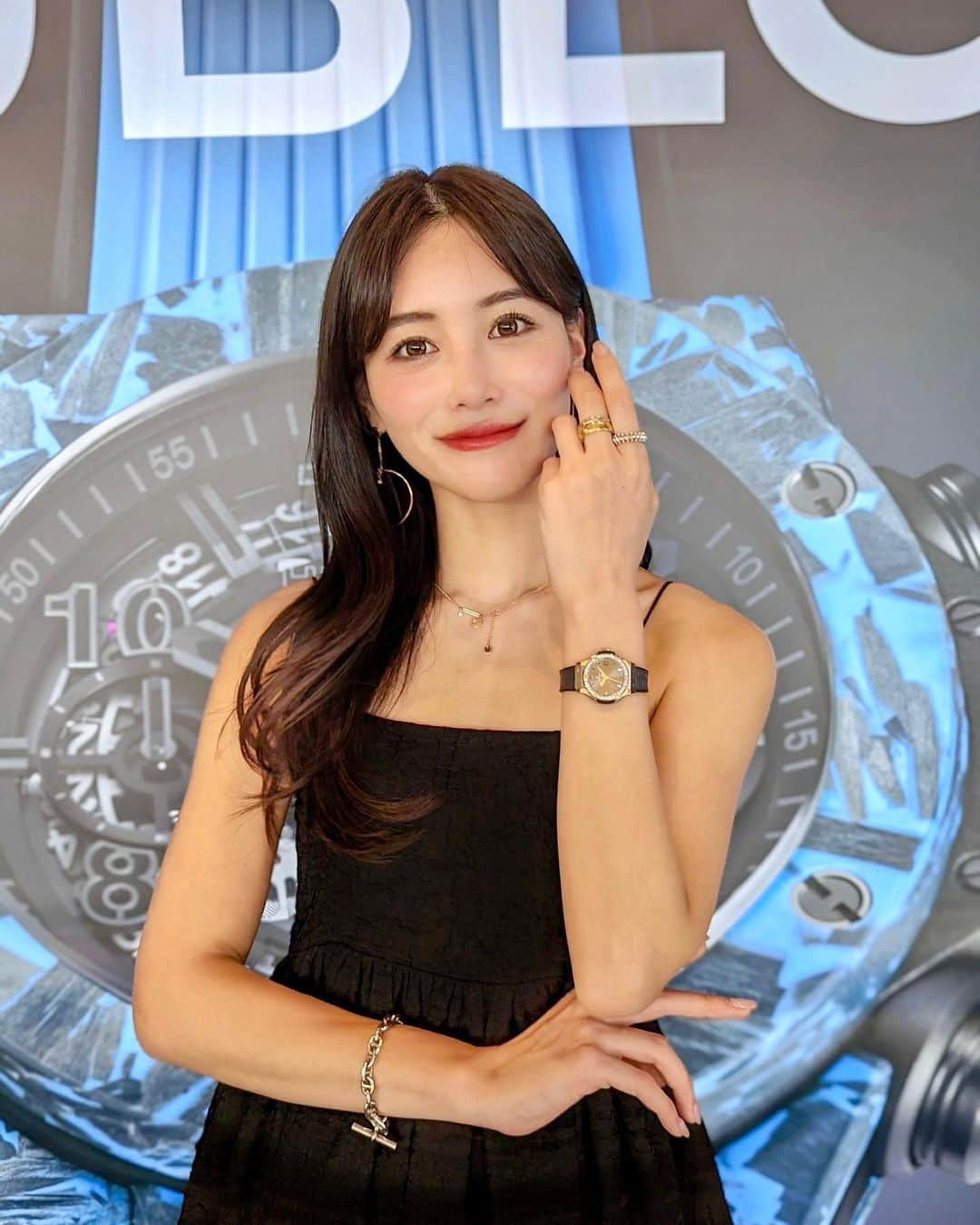 石井里奈さんのインスタグラム写真 - (石井里奈Instagram)「憧れの @hublot_japan の時計✨  @andaztokyo 51階で行われているHUBLOT 2023 New Collection Fairに行ってきました👏 . 先日のスイス・ジュネーブで開催された、世界最大規模を誇る高級腕時計の展示会 「Watches and Wonders 2023」で発表した最新作をはじめ、定番モデルが特別に展示されているの🫶✨ . HUBLOTってメンズ時計のイメージが強かったけど、レディースもとっても可愛いのが沢山！ 意外と重くないし、コーデにも合わせやすいアイテムも🙆‍♀️❤️ キラキラした時計を沢山見て試着できてテンションあがりました🫶 本当に素敵なウブロの世界でした💕 . dress... @acym_official  . #hublot #ウブロ #andaz #andaztokyo #アンダーズ東京 #時計 #高級時計 #時計好き #腕時計 #watch #watchcollector #watchlover #acym #時計女子」4月21日 12時09分 - ri7tin1025