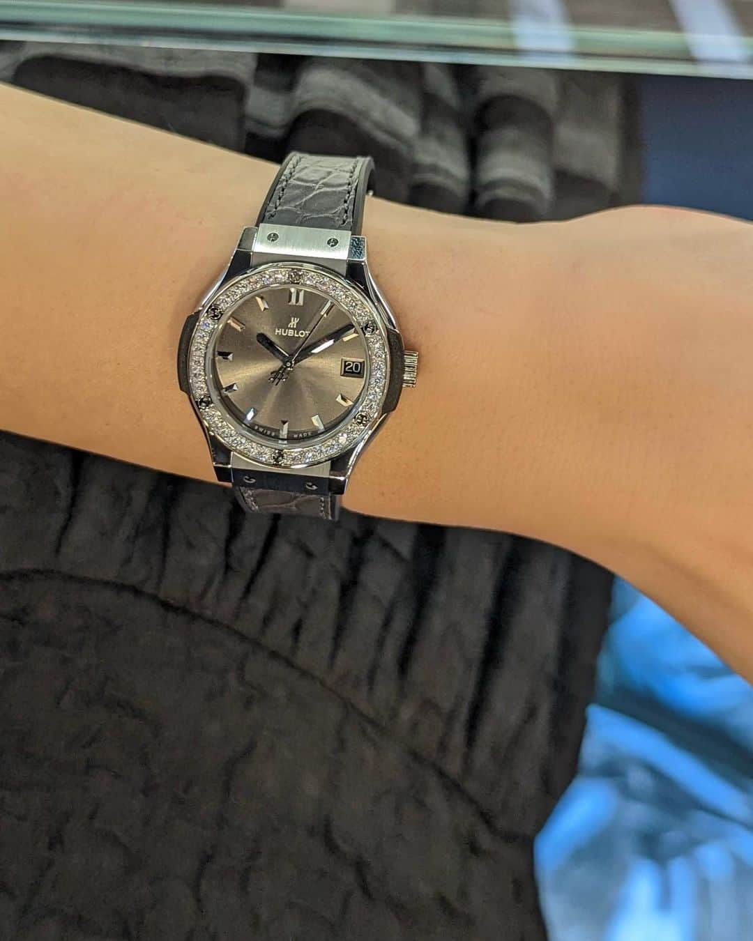 石井里奈さんのインスタグラム写真 - (石井里奈Instagram)「憧れの @hublot_japan の時計✨  @andaztokyo 51階で行われているHUBLOT 2023 New Collection Fairに行ってきました👏 . 先日のスイス・ジュネーブで開催された、世界最大規模を誇る高級腕時計の展示会 「Watches and Wonders 2023」で発表した最新作をはじめ、定番モデルが特別に展示されているの🫶✨ . HUBLOTってメンズ時計のイメージが強かったけど、レディースもとっても可愛いのが沢山！ 意外と重くないし、コーデにも合わせやすいアイテムも🙆‍♀️❤️ キラキラした時計を沢山見て試着できてテンションあがりました🫶 本当に素敵なウブロの世界でした💕 . dress... @acym_official  . #hublot #ウブロ #andaz #andaztokyo #アンダーズ東京 #時計 #高級時計 #時計好き #腕時計 #watch #watchcollector #watchlover #acym #時計女子」4月21日 12時09分 - ri7tin1025