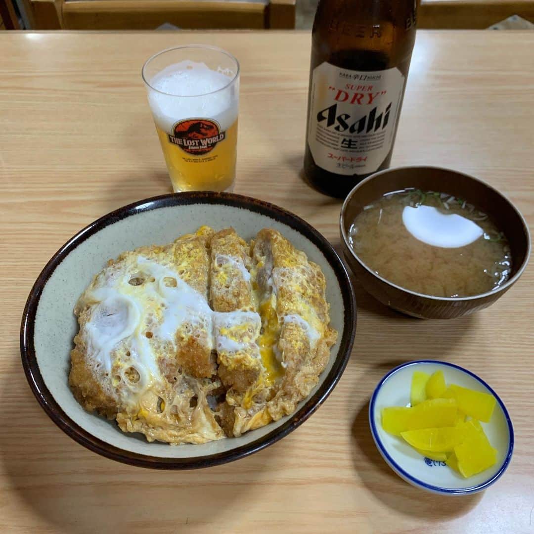 のインスタグラム：「餅は餅屋ですな…  天麩羅屋さんのカツ丼はスゲぇ残念でしたw  千鳥町の燕楽に行ったら臨時休業… やっぱ昔ながらのお店ってSNSとかしてないから現地行ってガーンってなりますな…  でも、カツ丼腹だったので、そーいや天麩羅屋さんにカツ丼もメニューにあったなと…  残念ながら豚肉は硬いだけで、どーにかタレと衣で食べた感じww 上カツ丼でコレだったらカツ丼は？  コロッケが1番旨しでした←業者の冷凍だろーけどw  コロッケ60円 スーパードライ550円 上カツ丼920円  あ、ちなみ天麩羅は普通に美味しいっす。餅は餅屋ってことですな。  #上カツ丼 #餅は餅屋だな  #コロッケ #アサヒスーパードライ  #町天ぷら屋 #町天麩羅  #町の天ぷら屋さん #天麩羅長寿 #下丸子長寿 #下丸子ランチ #下丸子グルメ」