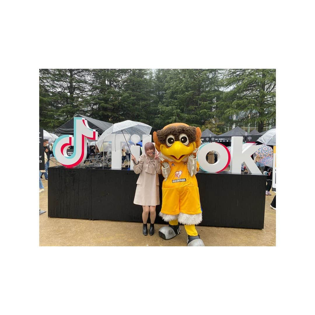 神堂きょうかのインスタグラム：「. . 先日の. TikTok Creative festival in仙台. にお越しいただいた方々、 ライブ配信で見てくださった方々、 本当にありがとうございました☺️！. . . . 地元である宮城県のイベントで、. MCが出来たこと、本当に嬉しく思います！！👯‍♀️. . イベント前の地下鉄は. 沢山広告が張り出されてた！😳 . . んでもって、当日は ベガッ太くんも雨の中来てくれて. 会場を盛り上げてくれました～☺️. . . . にしてもめちゃくちゃ寒かったので、 来てくださった方々が風邪を引いてないことを祈ります😭！！. . . そしてまた皆さんとお会いできますように！^^ . . もっともっともっと頑張らなくちゃと 思いました！！！！！！！！ . . 演者さん、スタッフの方々も ありがとうございました😊. . . #宮城#仙台#錦町公園 #ttcf2023 #TikTok #寒すぎて#さむすぎて#春」