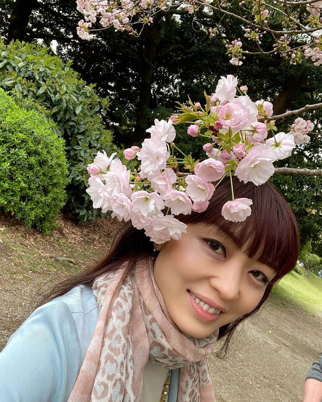 池田美千瑠のインスタグラム：「花冠🌸  #お花大好き #お花屋さんになりたい  #フラワーアーティスト #憧れの仕事 #オカンそっくり #フラワー冠  #フラワー帽子  #wedding #ダンサー #夫婦デート  #アーティスト #お花見コーデ  #お花のある暮らし  #桜 #桜大好き #春生まれ #チル友 #お花好き  #お花畑  #お花アクセサリー #花見  #花粉症 #私の花の写真  #花嫁 #はなすたぐらむ  #花スタグラム  #花園  #卒花嫁  #チルスポット #chill」