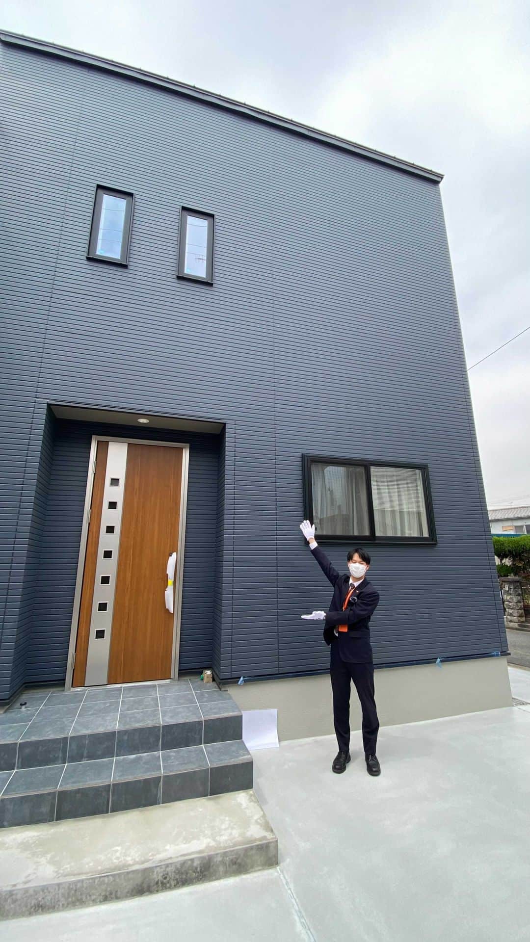 homelife 夢を叶える暮らし方のインスタグラム：「【中百舌鳥店】 ネイビーに木目が引き立つナチュラルモダンハウス  ナチュラルカラーで統一感ある内観のお家です🏠  皆様のいいね❤️コメント💭が励みになります☺️ インスタの仕様変更に伴い、フォローしていただいていても投稿が届きにくい可能性があるようです🥲 通知設定をしていただけると嬉しいです🔔  こちらのおうちはアーキホームのお施主様邸です🌟  その他の施工事例は@archihome_officialからご覧いただけます🏠 ＿＿＿＿＿＿＿＿＿＿＿＿＿＿＿ " #世界一あなたらしい住まいを " 「すべての人に最高の住まいを届けたい」 デザイン、品質、価格、どれも妥協しない家づくりを追求しています。 アーキホームライフは大阪・京都・兵庫・奈良・和歌山（一部）・福井（一部）で家づくりをしている会社です🏘 ＿＿＿＿＿＿＿＿＿＿＿＿＿＿＿ ☆グッドデザイン賞2020 ☆ハウスオブザイヤーインエナジー2021 ☆SUUMO関西工務店ランキング1位 ＿＿＿＿＿＿＿＿＿＿＿＿＿＿＿ . #ルームツアー #roomtour  #新築 #注文住宅　 #家づくり #新築一戸建て #新居 #自由設計 #空間デザイン #戸建て　 #おしゃれな家 #施工事例 #ホームライフ #アーキホームライフ #アーキホーム #関西ナンバーワンの住宅メーカー #100年の暮らしを考える」