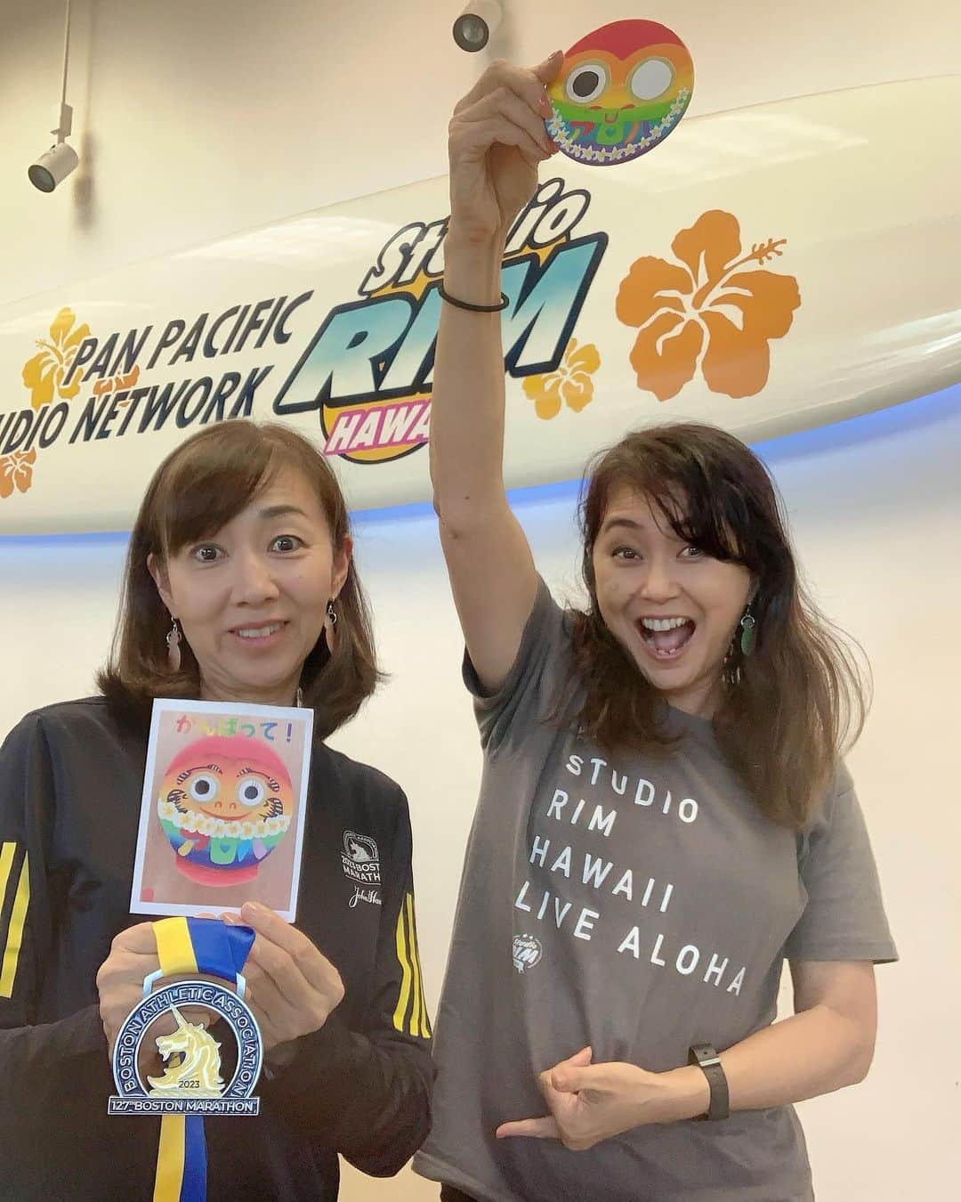 飯島寛子のインスタグラム：「れーちゃんから頂いたAlohaダルマカードに @bostonmarathon 完走！ 目が入りました。Mahalo Nui Loa!! #bostonmarathon #alohadaruma  @studiorimhawaii」