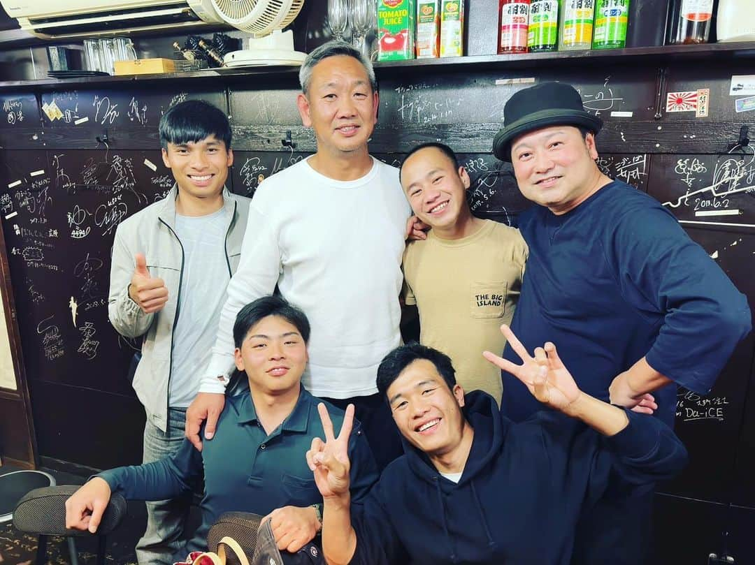 中川貴志さんのインスタグラム写真 - (中川貴志Instagram)「昨日は地元の友達、そしてその会社のベトナム🇻🇳から働きに来てるメンバーがご来店😂🤣  楽しい時間を過ごさせてもらいました☀️☀️  よー飲むし、声デカイ！😂  タン！ビゼット！チェン！  ありがとう😊  #裏なんば  #大阪グルメ  #コナモン　#大阪観光スポット  #弍箱　#大阪　#ソース　#旨い #焼きそば #旅行　#かしみん焼き弐箱  #かしみん焼き  #なんば　#路地裏 #FoodPorn#japan#gourmet#foodie#instafood#instagood#instalike#love#like#picoftheday#osakafood#japanquality」4月21日 12時19分 - takashi__nakagawa