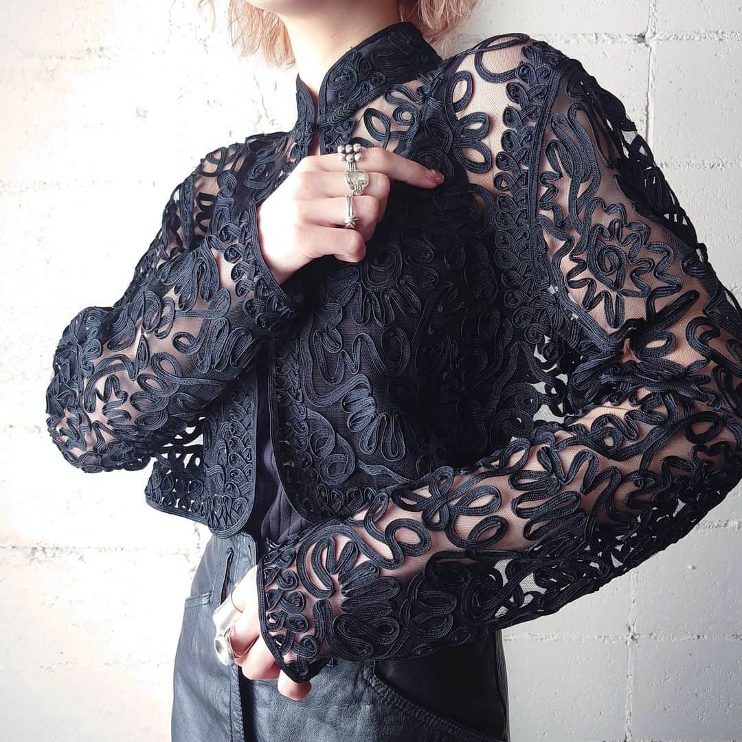 吉祥寺 古着屋 Orfeoのインスタグラム：「. ●Tape Embroidery China Short Jacket  #orfeo #kichijoji #tokyo #vintage #used #fashion #coordinate #outfit #オルフェオ #吉祥寺 #東京 #古着 #古着屋 #ヴィンテージ #レディース古着 #吉祥寺古着屋 #コーディネート . . . お問い合わせはインスタグラムのプロフィール掲載のメールアドレスにお願いいたします。コメント、DMでのお問い合わせは受け付けておりませんのでご了承ください。 店頭に出ていないONLINE SHOPの商品もご購入頂けます。気になる商品がございましたら店頭スタッフにお気軽にお声掛けください。」