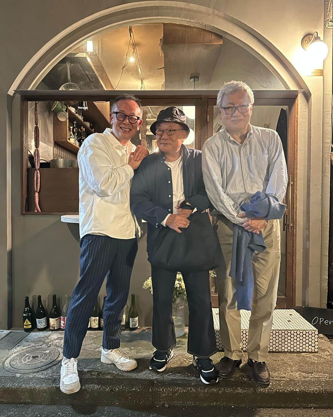 西田善太のインスタグラム：「東京一の日常会話、この夜は幡ヶ谷にて。ライトの恒太郎さんとホイチョイの馬場さん、この座組みで芯を食った馬鹿話を大声でワイワイ。コピーライターの頃、馬場さんに映画『彼女が水着に着替えたら』(1989年)のプログラムを丸ごと一冊書かせてもらったのが始まり。よく社会人2年目の若造に任せてくれたなぁ🥹好奇心を人任せにしない大先輩2人に会うと「お、俺の方が面白いんだぞ」と頑張っちゃう、幾つになっても。  #AVANTI」