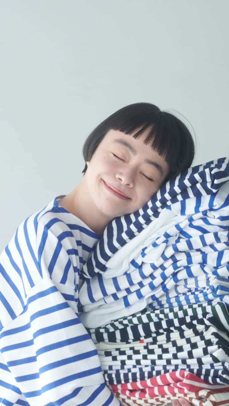 のインスタグラム：「【Kanocoさんとつくる「Cacco」】 モデルのKanocoさんとほぼ日がコラボした ブランド「Cacco」がはじまります。 いつも軽やかでのびのびとしているKanocoさんが 好きなもの、好きなこと、記憶のなかの宝物を、 少しずつていねいにかたちにしていきます。  デビューは生活のたのしみ展 @seikatsu_no_tanoshimi_ten  「Kanocoのずっとすきなもの」で先行発売。 ６月中旬に、オンラインの「ほぼ日ストア」でも 販売を予定しています。  今日からKanocoさんのインタビューも 掲載しているので、 ぜひ@hobonichi1101 やストーリーのリンクから おたのしみください！ https://www.1101.com/store/cacco/2023/pre/0421-07.html  #Kanoco @kanococo #Cacco #ボーダー #リネンドレス #イヤリング  #生活のたのしみ展 #ほぼ日 #ほぼ日刊イトイ新聞 #ほぼ日ストア」