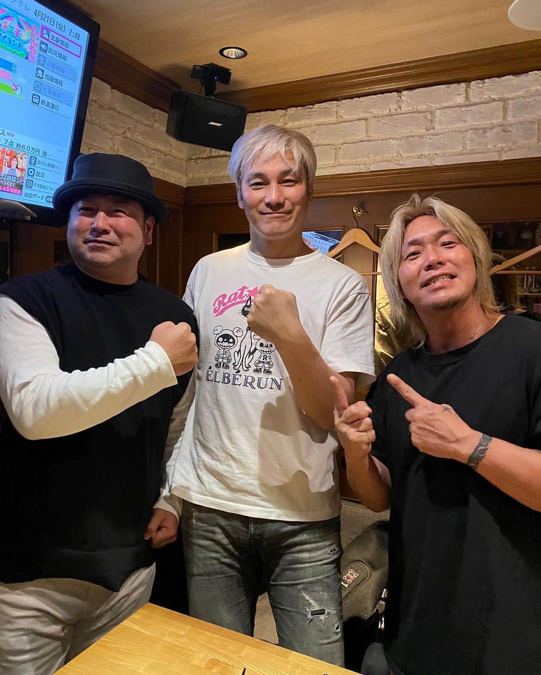 のインスタグラム：「元K-1の中迫さんと２３年振りに再会‼️  昔は一緒に舞台に出たり、プライベートでも一緒に遊んだりとほんと楽しかった若い時‼️  昔と一緒でカッコよくて優しい方で安心😂🤣  隣はおもしろレスラーの谷嵜選手😁 繋げてくれてタニヤンありがとう！  #北新地 #doos #BAR」
