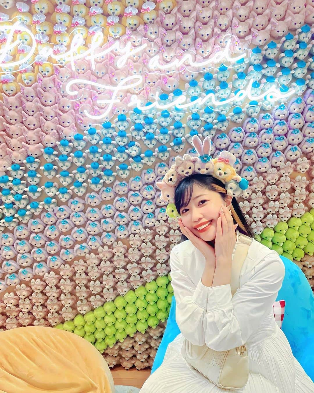 中島奈津希さんのインスタグラム写真 - (中島奈津希Instagram)「⛱️🦋⚓️🐚🩰🥣🎨 ⁡ ⁡ ⁡ ⁡ #香港ディズニーランド の メインストリートのショップ内に #DuffyAndFriends のかわいいフォトスポットが😍😍📷 ⁡ ⁡ よーく見ると DuffyandFrinedsのキャラクターたちが いっぱいいるの🫣🩷🩷🩷 ⁡ ⁡ ⁡ ⁡ ⁡ ⁡ ⁡ ⁡ 香港ディズニーランドには カチューシャとキャラクターを自分でカスタマイズして オリジナルカチューシャがつくれるんだよ😍😍 (ダフフレ以外にもたくさん種類あります✨) 好きなキャラ同士を組み合わせたり可能性無限🥹💕 ⁡ ⁡ ダフフレのキャラクターたち全員つけて フォトスポットで撮ったら 迫力満点になりました😆🩷⚓️🐚🎨🩰🥣⛱️🦋 ⁡ ⁡ ⁡ ⁡ ⁡ ⁡ 他にも10枚じゃ収まらないぐらい ダッフィ&フレンズのグッズたくさんで お買い物するのが大変だった🛍️🛍️🛍️🛍️🛍️🛍️笑 ⁡ ☁️☁️☁️☁️☁️☁️☁️☁️☁️☁️☁️☁️☁️☁️☁️☁️ @hkdisneyland  #香港ディズニーランド #ダッフィーフレンズ #DuffyFanstasy #PR #ItsPlayTime #DuffyAndFriendsPlayDays #HappierHere #HKDisneyland #DuffyFriends #DisneyFriends #ダッフィー#ダッフィーフレンズ #ダッフィーグッズ#ダッフィーアイテム #CastleOfMagicalDreams #Momentous」4月21日 12時36分 - nakajima_natsuki