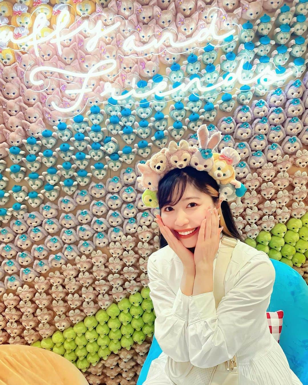 中島奈津希さんのインスタグラム写真 - (中島奈津希Instagram)「⛱️🦋⚓️🐚🩰🥣🎨 ⁡ ⁡ ⁡ ⁡ #香港ディズニーランド の メインストリートのショップ内に #DuffyAndFriends のかわいいフォトスポットが😍😍📷 ⁡ ⁡ よーく見ると DuffyandFrinedsのキャラクターたちが いっぱいいるの🫣🩷🩷🩷 ⁡ ⁡ ⁡ ⁡ ⁡ ⁡ ⁡ ⁡ 香港ディズニーランドには カチューシャとキャラクターを自分でカスタマイズして オリジナルカチューシャがつくれるんだよ😍😍 (ダフフレ以外にもたくさん種類あります✨) 好きなキャラ同士を組み合わせたり可能性無限🥹💕 ⁡ ⁡ ダフフレのキャラクターたち全員つけて フォトスポットで撮ったら 迫力満点になりました😆🩷⚓️🐚🎨🩰🥣⛱️🦋 ⁡ ⁡ ⁡ ⁡ ⁡ ⁡ 他にも10枚じゃ収まらないぐらい ダッフィ&フレンズのグッズたくさんで お買い物するのが大変だった🛍️🛍️🛍️🛍️🛍️🛍️笑 ⁡ ☁️☁️☁️☁️☁️☁️☁️☁️☁️☁️☁️☁️☁️☁️☁️☁️ @hkdisneyland  #香港ディズニーランド #ダッフィーフレンズ #DuffyFanstasy #PR #ItsPlayTime #DuffyAndFriendsPlayDays #HappierHere #HKDisneyland #DuffyFriends #DisneyFriends #ダッフィー#ダッフィーフレンズ #ダッフィーグッズ#ダッフィーアイテム #CastleOfMagicalDreams #Momentous」4月21日 12時36分 - nakajima_natsuki