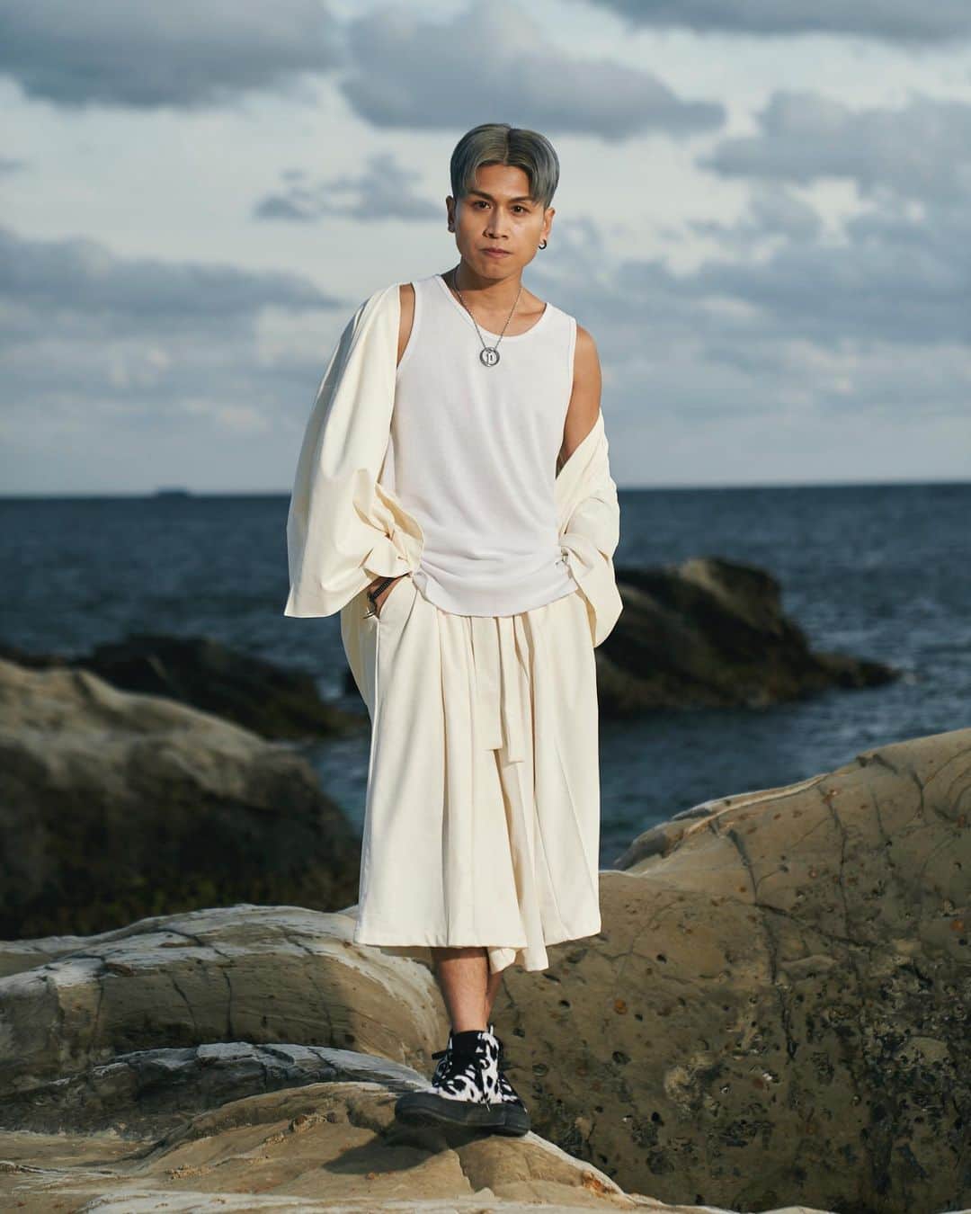 義文のインスタグラム：「本日、4/21に斬波2023年第一弾リリースしました！！  曲名は『ZANPA』、1人でもかけたら成立しないメンバーの個性を集約した唯一無二の楽曲です🌊  こうして、新しい作品が出せるのも応援してくれているファンの皆さん、そして家族や仲間のおかげです。  本当にありがとう🍀  この曲と共に皆んなと旅をし、思い出を重ねていきたい。  比嘉酒造さんの泡盛残波とのコラボ、そして8月のワンマンライブに向けて更に上を目指していく。  まずは、4/21リリース『ZANPA』可愛がってやってください🌊  #斬波 #ZANPA  #比嘉酒造 #泡盛残波 #波族」