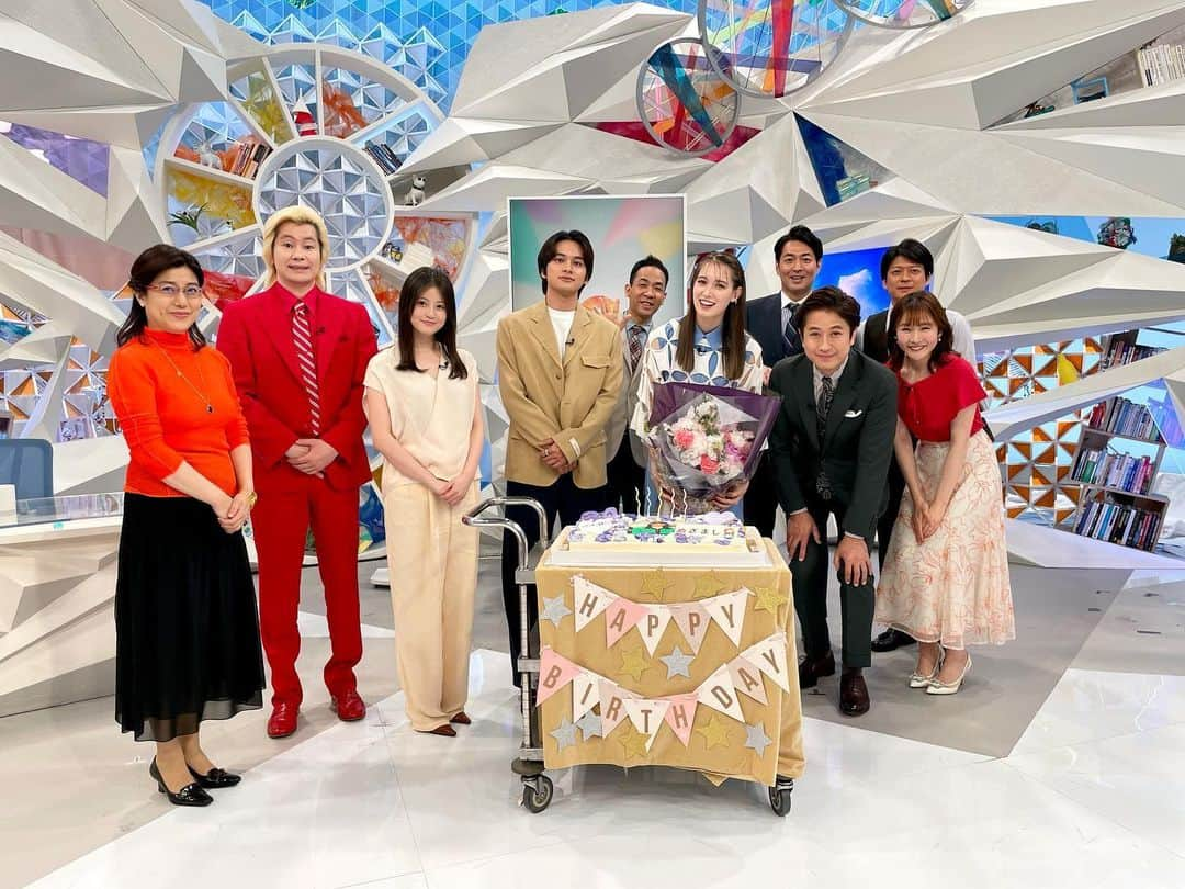 フジテレビ「めざまし8」さんのインスタグラム写真 - (フジテレビ「めざまし8」Instagram)「. ⋱🎂Happy Birthday トラちゃん🎂⋰  きょう4月21日はトラウデン直美さん24歳のお誕生日👑 放送終了直後、「Happy Birthday to You～♪」と運ばれてきたケーキに「ええ！！わぁ～！😳」とびっくり😂💕  ゲストの北村さんと今田さんも一緒にみんなでお祝いしました📸 サプライズ大成功🎁  #めざまし8 #トラウデン直美 #トラちゃん #北村匠海 #今田美桜  #谷原章介 #カズレーザー #唐木明子 #岸本理沙 #天達武史 #西岡孝洋 #倉田大誠 #誕生日 #happybirthday」4月21日 12時38分 - mezamashi8.tv