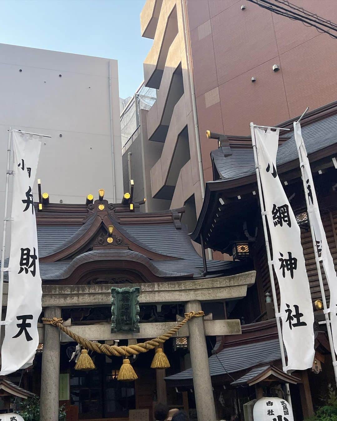 中村かなさんのインスタグラム写真 - (中村かなInstagram)「⛩ ・ ・ お久しぶりな神社ネタ 大好きなゲッターズ飯田さんが 強運の神社と紹介してた 東京･人形町 " 小網神社 " @koamijinja_official  ・ ここへ参拝して戦争へ行った人はみんな帰って来れたとか、、、 銭洗弁天様がいらしたり 金運もあがりそう💰✨ ・ 平日ですが警備員さんがいたり 人気ぶりにびっくり、、、🥹 ・ 弾丸東京はお目当ての神社にも お詣りできて充実してました✨ お付き合いありがとうございました♡ ・ ・ ⛩小網神社 東京都中央区日本橋小網町16 ・ ・ #かなの寺院仏閣巡り #小網神社 #銭洗弁天 #銭洗弁財天 #弁才天 #ゲッターズ飯田 #ゲッターズ #強運 #人形町 #東京 #東京観光 #東京旅行 #七福神 #七福神巡り #神社 #パワースポット #パワースポット神社 #パワースポット巡り #パワスポ #寺院 #神社 #神社巡り #神社仏閣」4月21日 12時42分 - k777pime