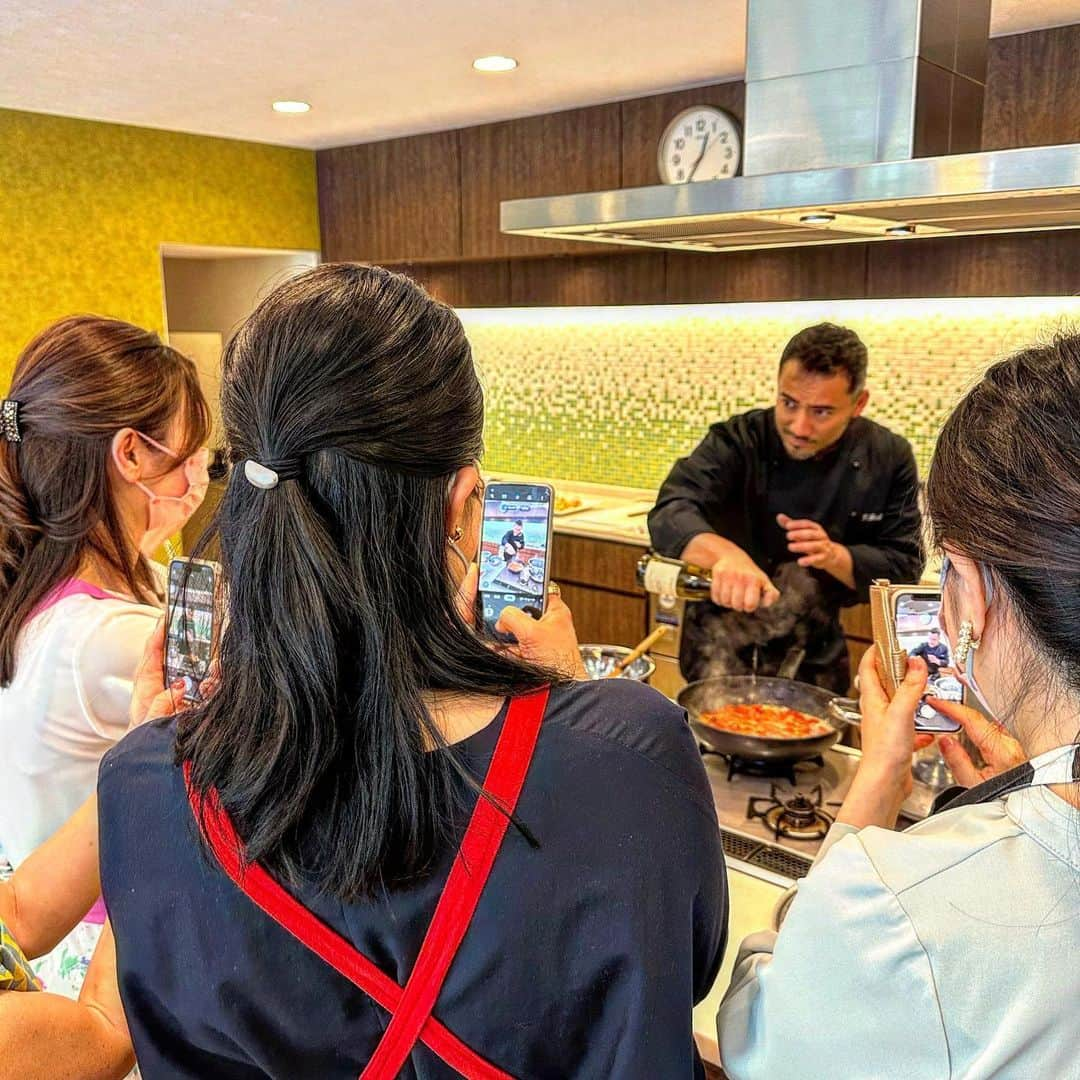 ベリッシモ・フランチェスコさんのインスタグラム写真 - (ベリッシモ・フランチェスコInstagram)「Cooking with passion🔥 Francesco Bellissimo Chef special cooking class👨‍🍳Thank you!❤️ 料理は情熱❤️‍🔥 La passione tra i fornelli😘 #ベリッシモ #料理研究家 #francescobellissimo #bellissimochef #料理研究家ベリッシモ #イタリア料理 #イタリア料理教室 #イタリア料理レシピ #イタリア料理研究家 #イタリア料理研究家ベリッシモフランチェスコ #chef #chefmode #cheflife #celebritychef #chefignorante #italianchef #料理教室 #cookingclass #cookingtime #masterchefitalia #イケオジ #イケメン #イケメン先生 #イタリア人 #tuttascena😂😂 #enjoylife #vitamondana #楽しい時間 #ベリッシモの料理教室 #ローマ生まれの匠」4月21日 12時45分 - bellissimoyoshi