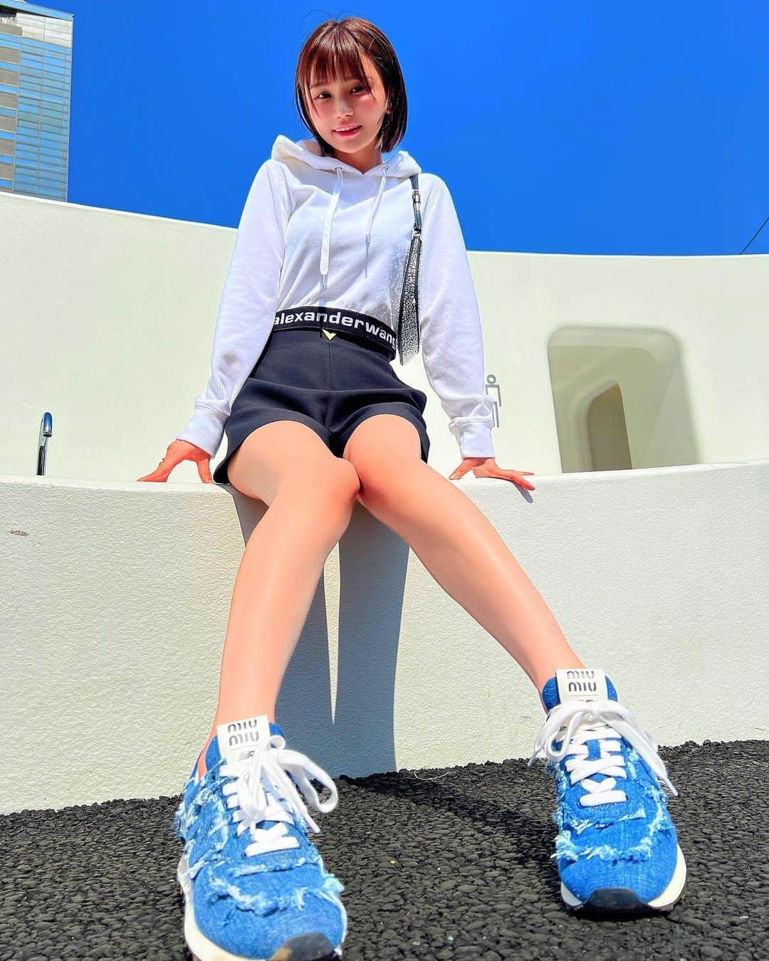 みもれもんのインスタグラム：「It's finally getting warmer after winter in Tokyo🌈🗼The weather is nice, so I put on my new sneakers and went for a walk💖  昨日今日は久しぶりの夏日で 暖かかったですねぇぇ🌈＼(^ω^)／ お天気も良いしのんびり お散歩してましたぁぁぁ🍋✨ 明日は急に寒くなるみたいなので 風邪ひかないようにですッ😷💕  #みもれもん #Mimolemon #mimoremon #japanesegirl #黒髪 #ショートヘア#ボブ #人像攝影 #日本的 # 新宿 #私服 #日本女孩 #fashion #japan #miumiu #alexanderwang #valentine」