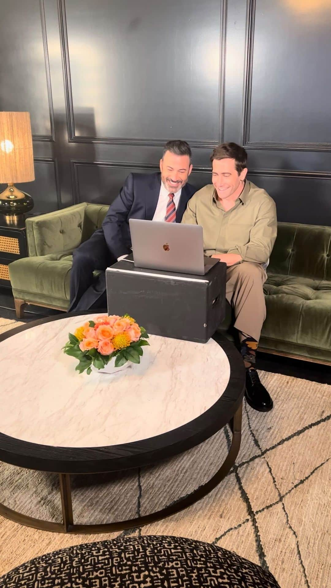 ジェイク・ジレンホールのインスタグラム：「@jimmykimmel, thanks for hogging the Zoom on our virtual @theuso tour and for having me on @jimmykimmellive to talk about @thecovenantmovie.」