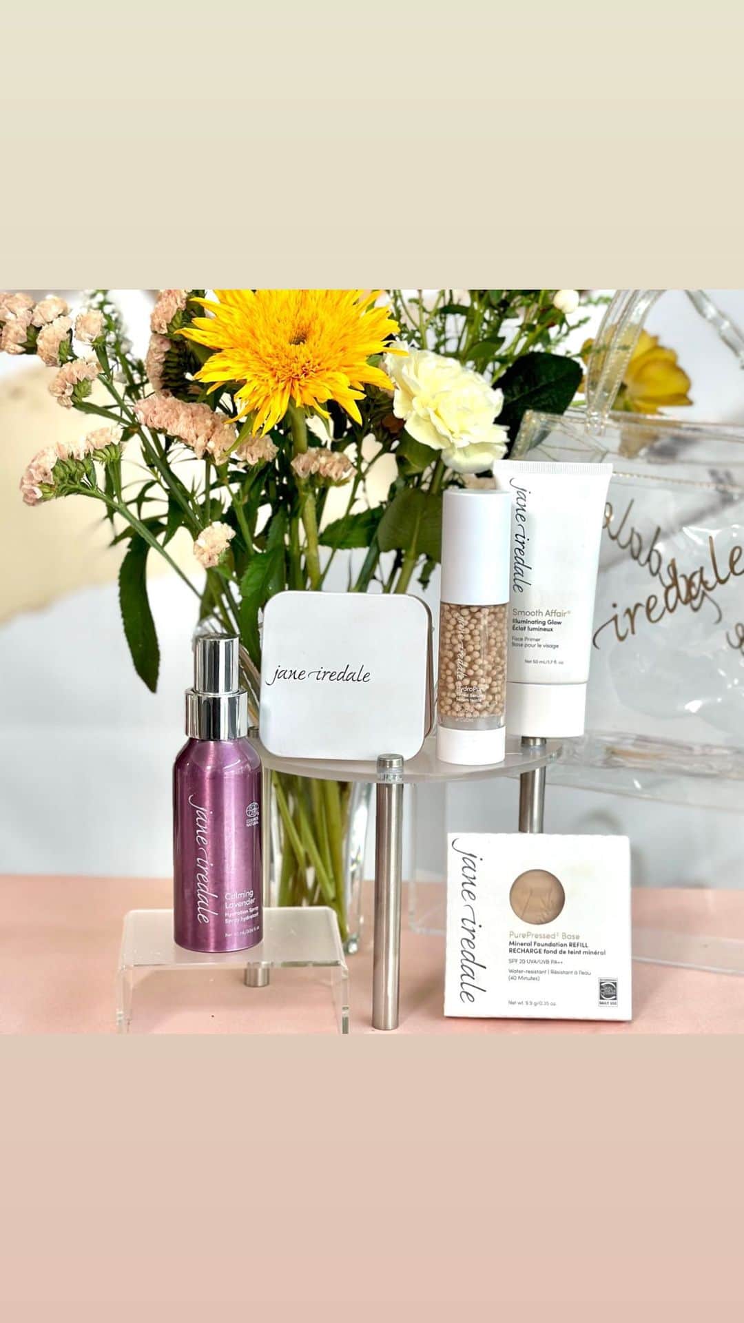 ジェーン・アイルデールのインスタグラム：「【LIVE】ジャパンスキンケアシステムのご紹介 Janeiredale では世界的に#skincaresystemとしてベースメイクのキットのキャンペーンを開催中です✨ そこにハイドロピュアティントセラムを加えたジャパンオリジナルメソッドを反映した「ジャパンスキンケアシステムキット」をじっくりめに説明させて頂きました。 お買い得なこともあり好評発売中🌸」