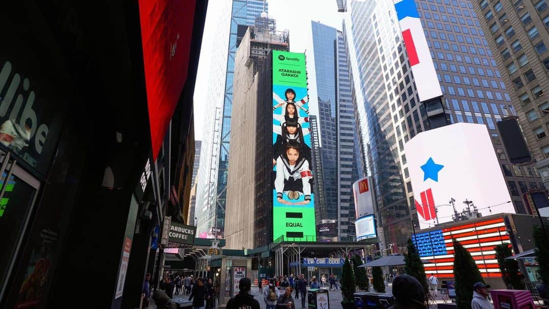 新しい学校のリーダーズさんのインスタグラム写真 - (新しい学校のリーダーズInstagram)「ATARASHIIGAKKO! in Times Square , NEW YORK🇺🇸🗽🔥🔥  Thank you @spotify EQUAL 🟢⚡️⚡️ #newyork#timessquare  #spotify#equal#atarashiigakko」4月21日 12時55分 - japan_leaders