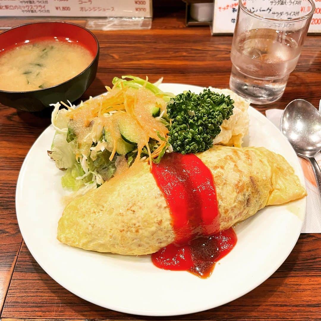 渡辺祐のインスタグラム：「池袋「キッチン チェック」 #オムライス ケチャップの上に一条のソースが #昨日や今日じゃない感 。そして味噌汁ですよ、街の洋食。ワタシと同年輩の紳士がガッツリしたポークソテーを完食していて気持ちよし。他人ながら。」