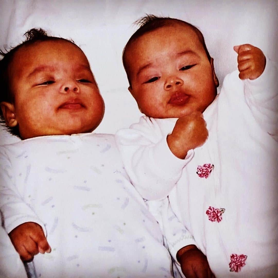 ジミー・ジャムのインスタグラム：「Happy 23rd Birthday to my life changing twins Max & Bella🎁🎈🎂🎊🎉 and Happy Big Brother Day to Tyler. You’re the loves of my life and I couldn’t be more proud to be your dad😎. A lot of great people have worn or been associated with the number 23 but no one better than you two. I can’t really put into words how I feel but just know you’re my greatest production 🙏🏾. Thank you @lisajamharris for our divine collaboration 👑 Happy 2️⃣3️⃣rd! 🎊🎉」