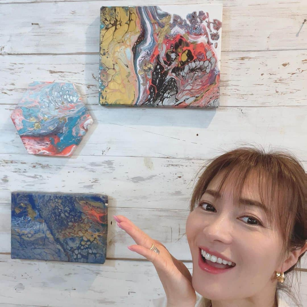 新山千春さんのインスタグラム写真 - (新山千春Instagram)「絵画教室で自由に描いてきた #テクスチャーアート  目の前のことだけに集中できる 心地よい時間でした🎨  5枚目のポーリングアートは  プライベートでも 仲良くしていただいている 女優のとよた真帆さん @maho_toyota   真帆ねぇに やり方を教えてもらって 娘とやってみました🎨  ちなみにこの間は、真帆ねぇと スナックに行ってたっぷり歌ってきました🫶🏽 わたしの大好きな人です😍  来週の火曜日は 　なんでも鑑定団に 出演させていただきます✨  そしてそして６つ目の資格もまもなくとれそうです😋 合格したら、お伝えしますね！  #新山千春 #art #art好き #テクスチャーアート  #ポーリングアート」4月21日 12時59分 - chiharuuu_0114