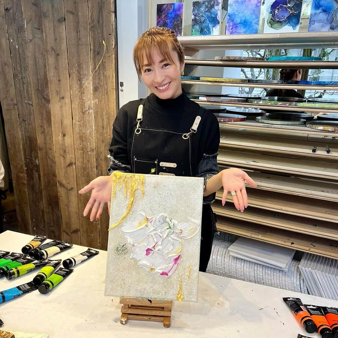 新山千春さんのインスタグラム写真 - (新山千春Instagram)「絵画教室で自由に描いてきた #テクスチャーアート  目の前のことだけに集中できる 心地よい時間でした🎨  5枚目のポーリングアートは  プライベートでも 仲良くしていただいている 女優のとよた真帆さん @maho_toyota   真帆ねぇに やり方を教えてもらって 娘とやってみました🎨  ちなみにこの間は、真帆ねぇと スナックに行ってたっぷり歌ってきました🫶🏽 わたしの大好きな人です😍  来週の火曜日は 　なんでも鑑定団に 出演させていただきます✨  そしてそして６つ目の資格もまもなくとれそうです😋 合格したら、お伝えしますね！  #新山千春 #art #art好き #テクスチャーアート  #ポーリングアート」4月21日 12時59分 - chiharuuu_0114