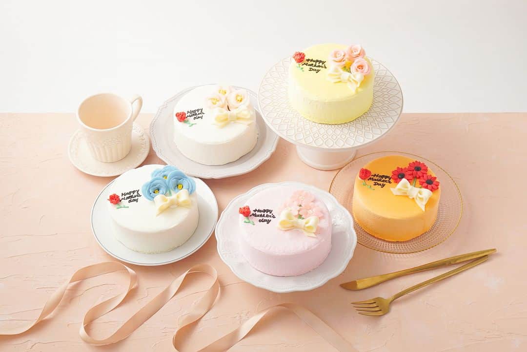 Cake.jpのインスタグラム：「あなたらしく感謝の気持ちを伝える 『花言葉センイルケーキ』本日より発売❣️  9種類の感謝の花言葉をもつお花の中から お好きなお花を選べます✨  ＜お花の種類＞ ・ピンクのバラ ・ピンクのチューリップ ・梅 ・赤いガーベラ ・ピンクのバーベナ ・デイジー ・マリーゴールド ・赤いポピー ・ビオラ  さらに！ケーキの土台も4色（ホワイト・イエロー・ピンク・オレンジ）の中からお好きな色の組み合わせが楽しめます！  カーネーションだけでは伝わりきらない 感謝の気持ちを花言葉にのせて お母さんに贈りませんか🎀  販売ページ https://cake.jp/pickup-contents/languageofflowers/   #Cakejp #cakejp #cake #母の日 #母の日ケーキ #母の日ギフト #母の日スイーツ #母の日の贈り物 #母の日プレゼント #母の日のプレゼント #happymothersday #happymom #happymothersday2023 #センイルケーキ #オーダーケーキ #カスタムケーキ #ケーキ #スイーツ #スイーツ部 #スイーツ好き #スイーツ好きな人と繋がりたい」