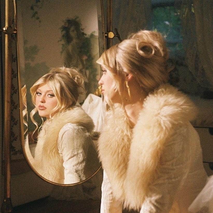 ローレン・グレイのインスタグラム：「cannot believe i’m finally saying this. my debut album, guilty, is out now. these songs are for driving with the windows down, crying on the bathroom floor, drunk karaoke, falling apart, putting yourself back together, and falling apart again. for when nothing works out but you’re still exactly where you’re meant to be. i am so excited u finally get to hear it ♡ so incredibly thankful for everyone who had a part in this project   Written by : Me, @jbach, @bardo, @brentburdett, @joshgolden, @coliehutzler, @invernessofficial, @return_ofthe__mac, @icryatwork, @dashamusic, @elneto_oficial, @pinkslip, @mckay__stevens   Executive Producer: @bardo  Produced by: @bardo, @brentburdett, @coliehutzler, @invernessofficial, @return_ofthe__mac, @pinkslip  Mixing & Mastering: @seltzer_sounds」