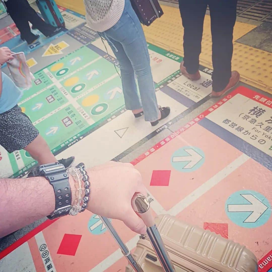 松本隆博のインスタグラム：「。⁡ ⁡都内だとこうやって色分け⁡ ⁡して整列するんだけど関西⁡ ⁡だとこれはほとんど見掛けない。⁡ ⁡ま、あっても守らないだろう。⁡ ⁡‪(´•ᴗ• ก )‬՞ ⁡ ⁡今から広島空港まで高飛びします⁡ ⁡✈️𓈒𓂂𓏸⁡ ⁡還暦少年 松本隆博」