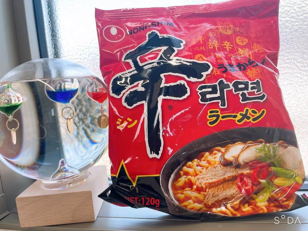 佐藤逸香のインスタグラム：「辛ラーメン🔥 実は辛いのが苦手で食べたことありません… 食べれるか不安だけどヤンニョムなら食べれるかな、、😂  @nongshimjapan @narrow_official  #コリコレ鍋 #辛ラーメンアレンジ #ブラックデー #農心アンバサダー #インスタント麺 #韓国料理 #韓国好き #農心 #nongshim」