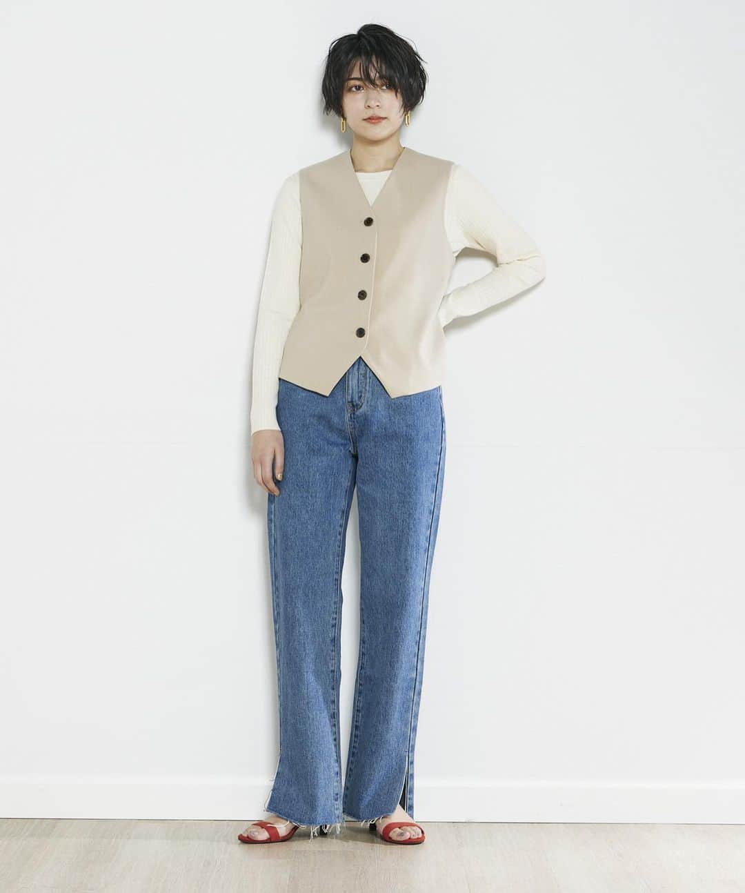 clearimpression_officialのインスタグラム：「• INED CLARO   NEW IN　～April～  いつものコーデを今っぽく  メンズライクベスト ￥9,900 (税込)  #inedclaro #イネドクラロ #オフィスカジュアル　 #オフィススタイル #ベスト #ジレ #大人女子 #flandreonlinestore」