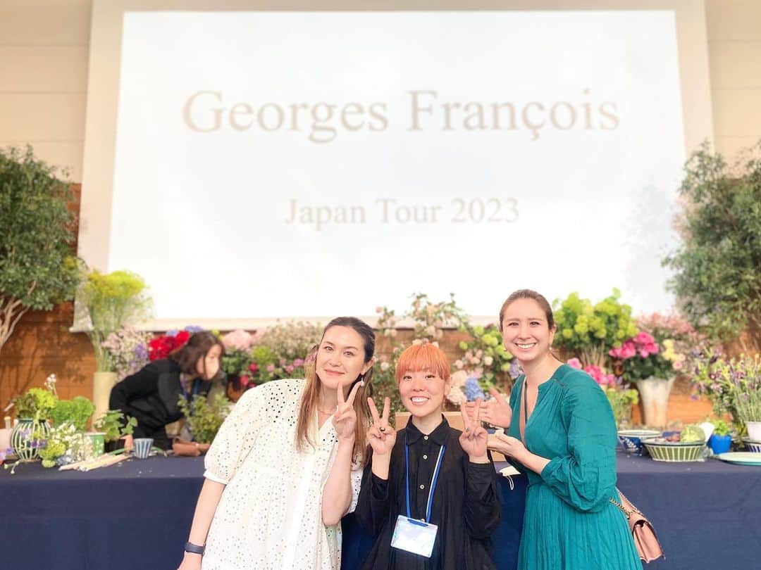 order dress カルリエ クチュールさんのインスタグラム写真 - (order dress カルリエ クチュールInstagram)「. 【private diary】 Georges Francois Japan Tour 2023  🇫🇷french below ↓  大好きなエンターテイナーフローリスト  Tsukiさんのお声がけで、 素晴らしいフラワーデモンストレーションに お伺いさせて頂きました。  ムッシュはTsukiさんのフランス時代の師匠🇫🇷 業界を超えて、こんな貴重な機会に 参加させて頂き感謝です。  目の保養とはまさにこのこと。  個人的には普段からお花に触れる機会がほぼないので、 沢山の花を愛でられること、 さらにお花界の巨匠のデモンストレーションを 生で拝見できるのは、 この上なく優雅で幸せな時間でした。  ムッシュの、ちょっとした呟きがツボで、 すぐにファンになってしまいました😚  また、ムッシュはフランスのオートクチュールの コレクションなどの装花をたくさん 手掛けられてきたとのことで、 まだオートクチュールの資金が潤沢だった時代の お話、裏話をたっぷり伺えたのも感激。  ムッシュの足元にも及びませんが、 フランス在住時代🪡にはわたしも オートクチュールの裏側に携わっていたので、 ある意味懐かしく、心がギュッ、 となる感覚がありました。  大ベテランでいらっしゃるムッシュ。 年齢を感じさせないバイタリティーはどこから？ という質問への回答や、お仕事への秘訣など、 80まで縫えるおばあちゃんを目指してる身としては 分野は違えど、説得力の塊でした。  まずは21時就寝を目指すしかないですね…😂  肝心のお花のお写真ですが… 縦に撮っておりますので、 次のpostにさせて頂きます→  ---  Je suis reconnaissante d'avoir eu l'occasion d'assister à une merveilleuse démonstration florale, grace à Tsuki, artiste fleuriste basée à Tokyo.  Personnellement,  je n'ai pas l'occasion côtoyer des fleurs régulièrement. Alors, rien que de pouvoir admirer autant de fleurs, c'était un agréable moment pour moi,  Mais surtout, de pouvoir assister auxdémonstrations en direct, par le Maître du monde floral Parisien,   … C’était juste magnifique💫  Monsieur Georges François a réalisé de nombreuses compositions florales pour la Haute Couture française. J'ai également été ravie d'entendre de nombreuses histoires sur les coulisses de la Mode,  Car（ bien sur pas autant que Monsieur, mais bon ) j’ai pu connaître les coulisses de la Haute Couture lorsque je vivais en France, il faut avouer que je me suis sentie nostalgique d'une certaine manière…  Monsieur est un vétéran :  D'où vient cette vitalité sans âge ? Bien que je ne sois  pas dans le domaine floral, il n y a pas plus persuasif que les paroles de Monsieur. Tout d'abord, je dois m'efforcer de me coucher à 21 heures... 😂  ---  Merci beaucoup Monsieur @georgesfrancoisfleurs  @reflechir.kyoko_fujita   Tsuki @dodo_tokyo  avec @nathaliesbeautybook  . . . #ジョルジュフランソワ  #georgesfrançois  #国際文化会館 #フラワーデモンストレーション #フラワーアーティスト #花のある暮らしに憧れる  #ブーケ作り #オートクチュール  #flowerstagram」4月21日 13時04分 - carlier_couture