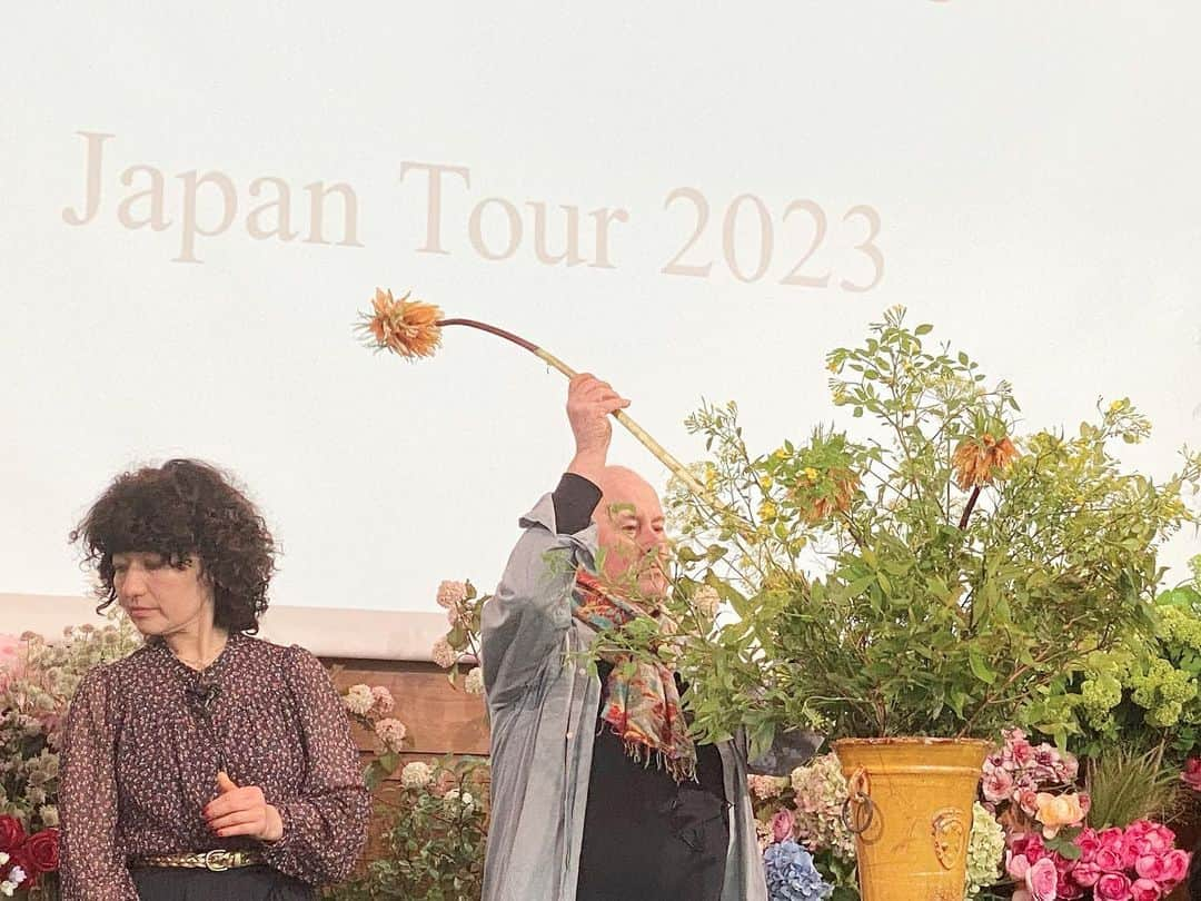 order dress カルリエ クチュールさんのインスタグラム写真 - (order dress カルリエ クチュールInstagram)「. 【private diary】 Georges Francois Japan Tour 2023  🇫🇷french below ↓  大好きなエンターテイナーフローリスト  Tsukiさんのお声がけで、 素晴らしいフラワーデモンストレーションに お伺いさせて頂きました。  ムッシュはTsukiさんのフランス時代の師匠🇫🇷 業界を超えて、こんな貴重な機会に 参加させて頂き感謝です。  目の保養とはまさにこのこと。  個人的には普段からお花に触れる機会がほぼないので、 沢山の花を愛でられること、 さらにお花界の巨匠のデモンストレーションを 生で拝見できるのは、 この上なく優雅で幸せな時間でした。  ムッシュの、ちょっとした呟きがツボで、 すぐにファンになってしまいました😚  また、ムッシュはフランスのオートクチュールの コレクションなどの装花をたくさん 手掛けられてきたとのことで、 まだオートクチュールの資金が潤沢だった時代の お話、裏話をたっぷり伺えたのも感激。  ムッシュの足元にも及びませんが、 フランス在住時代🪡にはわたしも オートクチュールの裏側に携わっていたので、 ある意味懐かしく、心がギュッ、 となる感覚がありました。  大ベテランでいらっしゃるムッシュ。 年齢を感じさせないバイタリティーはどこから？ という質問への回答や、お仕事への秘訣など、 80まで縫えるおばあちゃんを目指してる身としては 分野は違えど、説得力の塊でした。  まずは21時就寝を目指すしかないですね…😂  肝心のお花のお写真ですが… 縦に撮っておりますので、 次のpostにさせて頂きます→  ---  Je suis reconnaissante d'avoir eu l'occasion d'assister à une merveilleuse démonstration florale, grace à Tsuki, artiste fleuriste basée à Tokyo.  Personnellement,  je n'ai pas l'occasion côtoyer des fleurs régulièrement. Alors, rien que de pouvoir admirer autant de fleurs, c'était un agréable moment pour moi,  Mais surtout, de pouvoir assister auxdémonstrations en direct, par le Maître du monde floral Parisien,   … C’était juste magnifique💫  Monsieur Georges François a réalisé de nombreuses compositions florales pour la Haute Couture française. J'ai également été ravie d'entendre de nombreuses histoires sur les coulisses de la Mode,  Car（ bien sur pas autant que Monsieur, mais bon ) j’ai pu connaître les coulisses de la Haute Couture lorsque je vivais en France, il faut avouer que je me suis sentie nostalgique d'une certaine manière…  Monsieur est un vétéran :  D'où vient cette vitalité sans âge ? Bien que je ne sois  pas dans le domaine floral, il n y a pas plus persuasif que les paroles de Monsieur. Tout d'abord, je dois m'efforcer de me coucher à 21 heures... 😂  ---  Merci beaucoup Monsieur @georgesfrancoisfleurs  @reflechir.kyoko_fujita   Tsuki @dodo_tokyo  avec @nathaliesbeautybook  . . . #ジョルジュフランソワ  #georgesfrançois  #国際文化会館 #フラワーデモンストレーション #フラワーアーティスト #花のある暮らしに憧れる  #ブーケ作り #オートクチュール  #flowerstagram」4月21日 13時04分 - carlier_couture